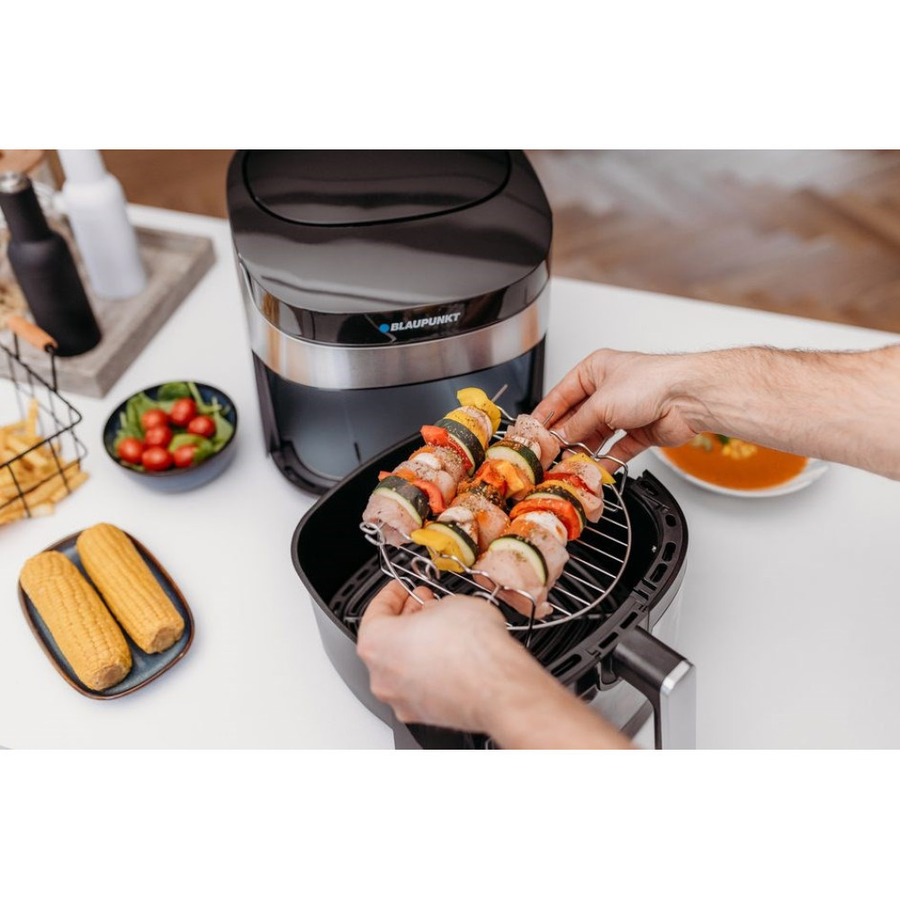 Szefy z kurczaka z warzywami są wkładane do frytkownicy powietrznej.