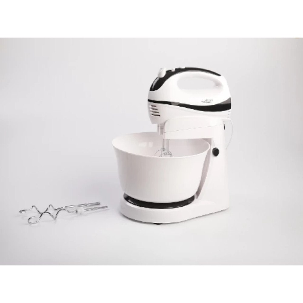 Biały mikser stojący z misą i dwoma mieszadłami.