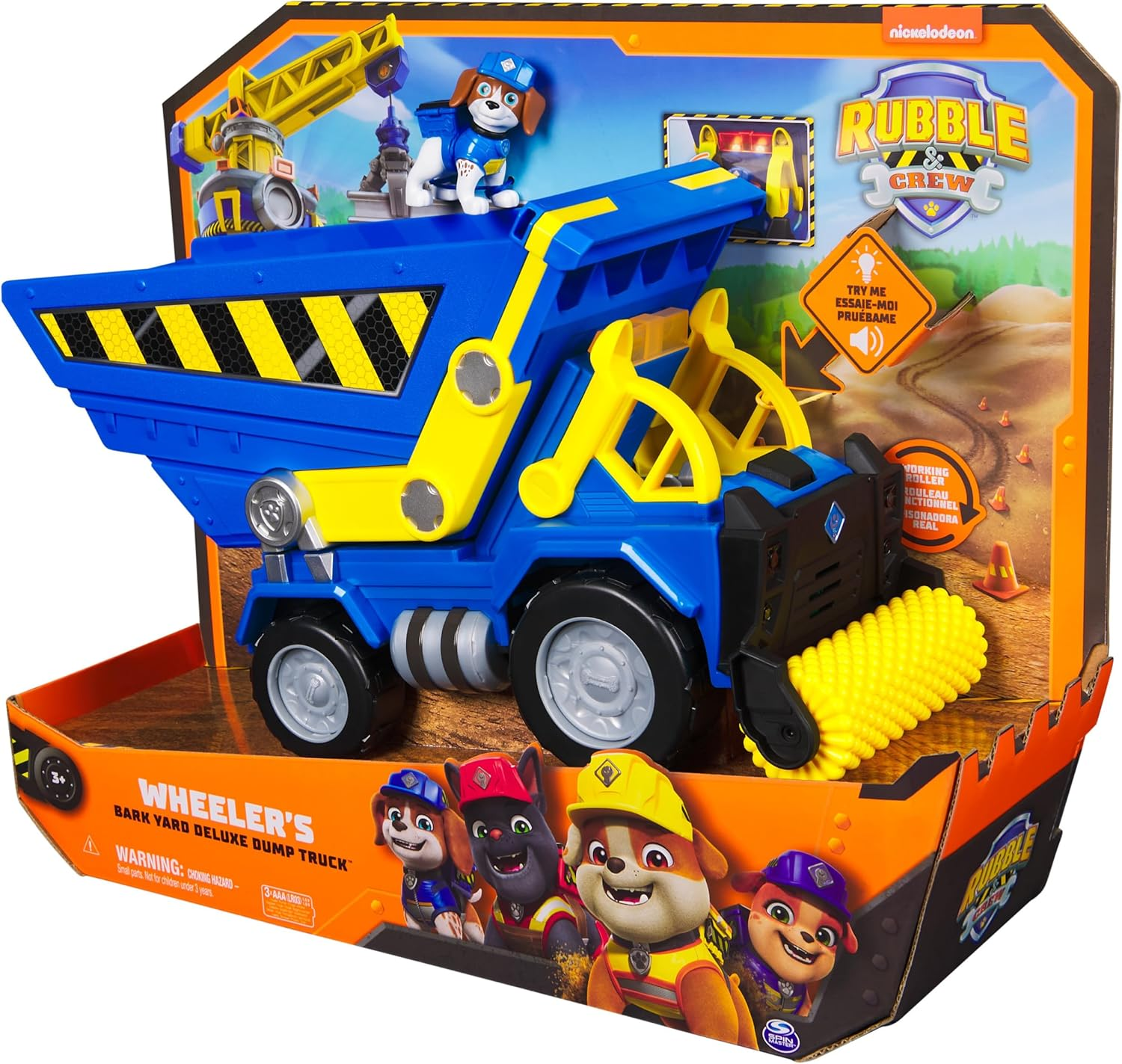 Ein blauer und gelber Spielzeug-Muldenkipper mit Paw Patrol-Figuren und einem Kran im Karton.