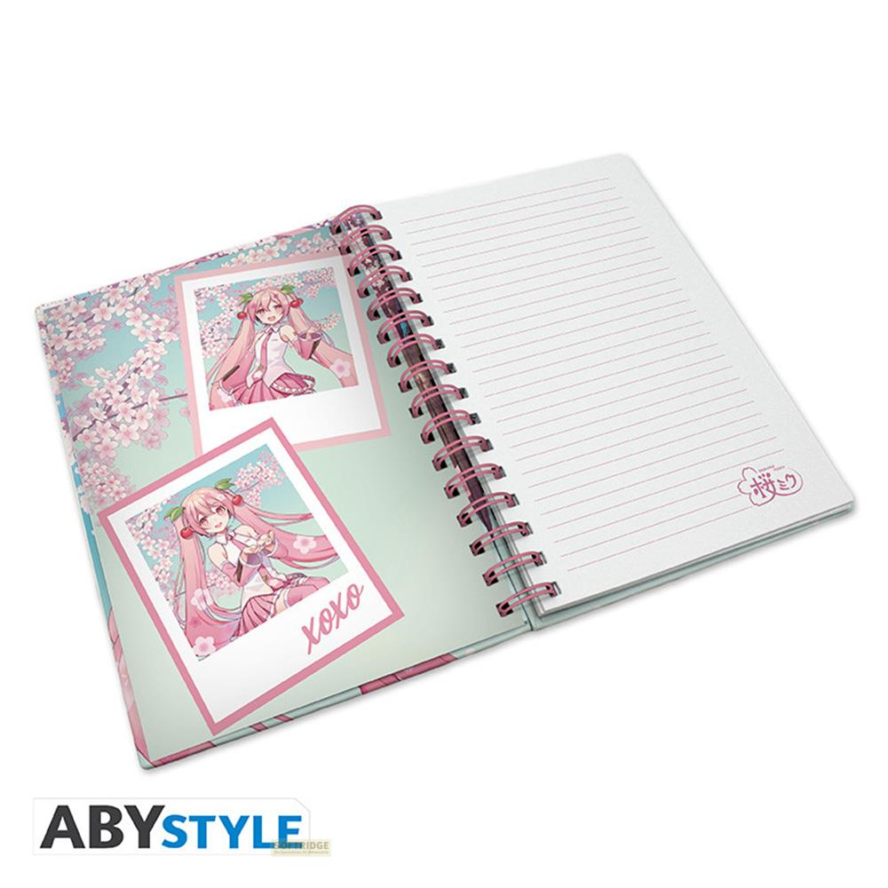 Ein Notizbuch mit Anime-Mädchen und Kirschblüten, mit pinkem Spiralbindung.