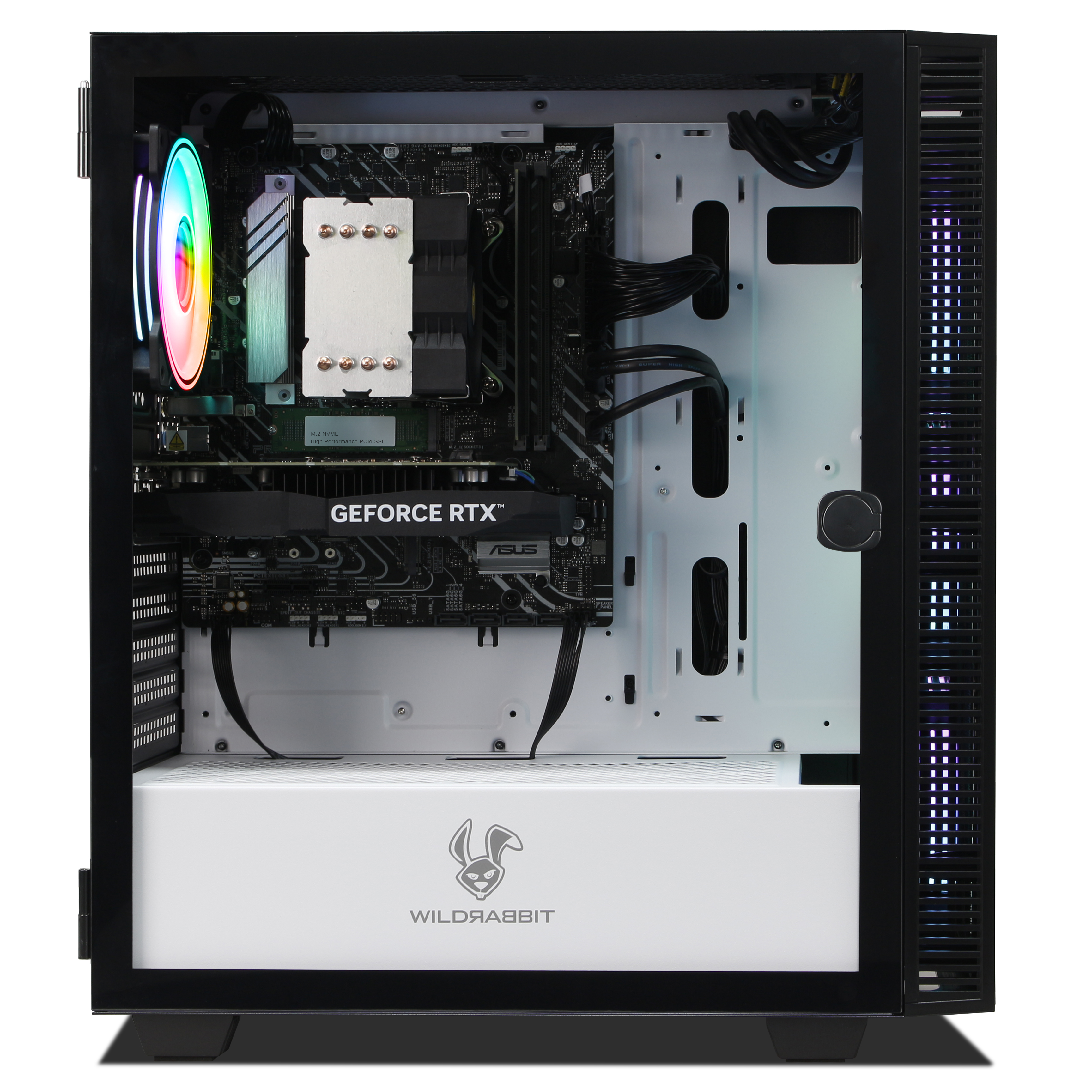 Un PC aperto che mostra ventola RGB, scheda grafica e logo Wildrabbit.