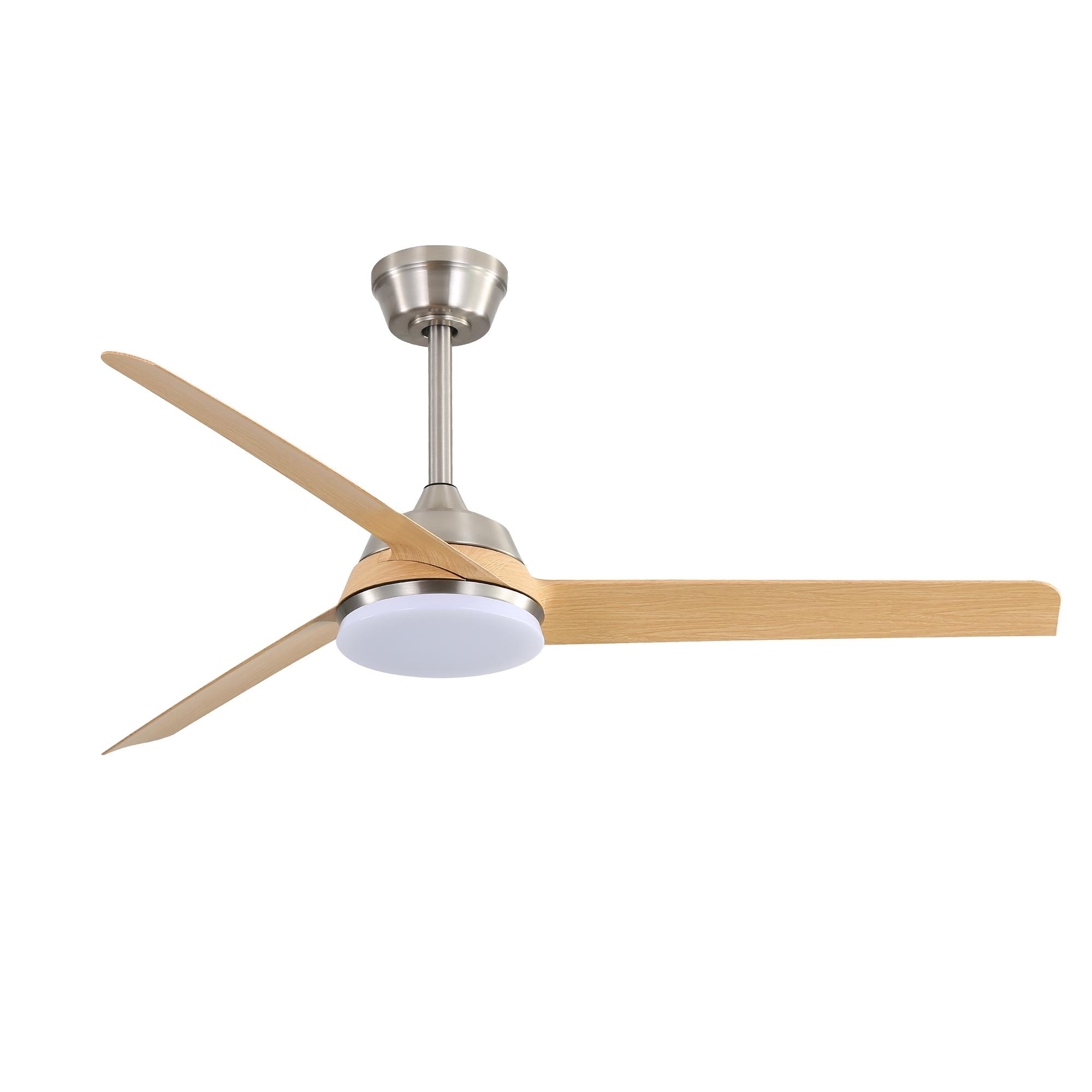 Ein Deckenventilator mit drei Holzblättern und integrierter LED-Leuchte.