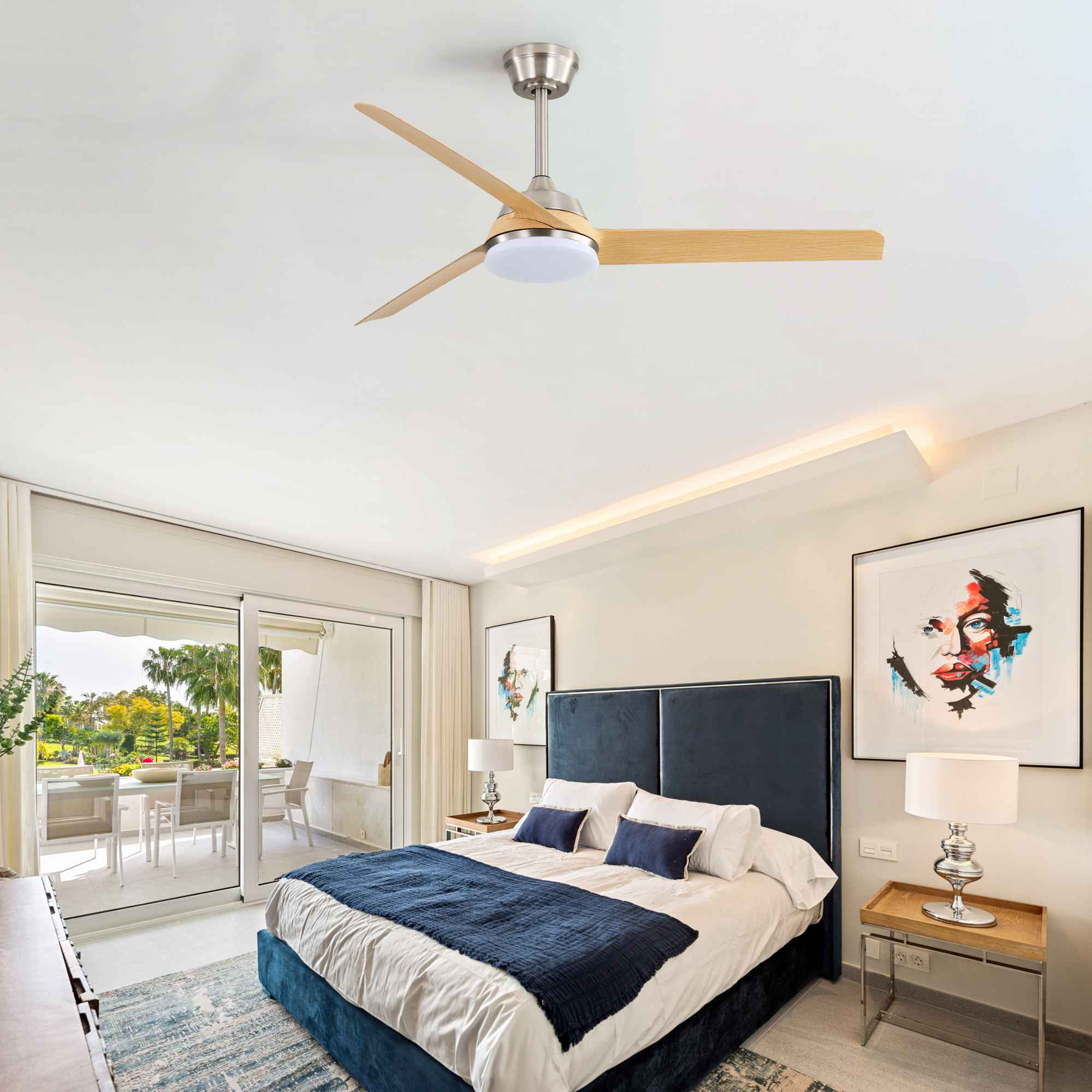 Modernes Schlafzimmer mit Deckenventilator, Bett und abstrakter Kunst. Terrassenausblick.