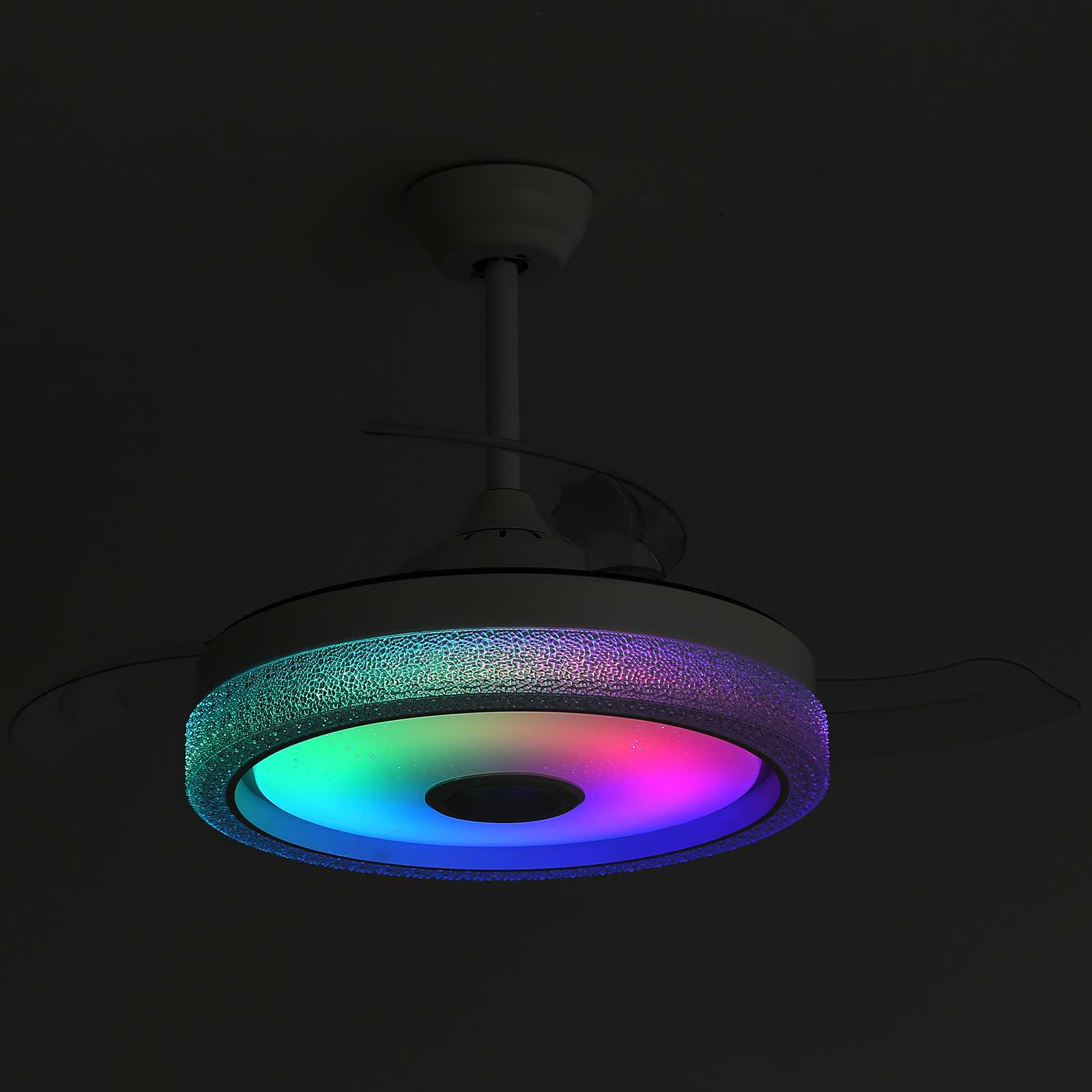 Ein Deckenventilator mit Farbwechsel-LED-Beleuchtung im Dunkeln.