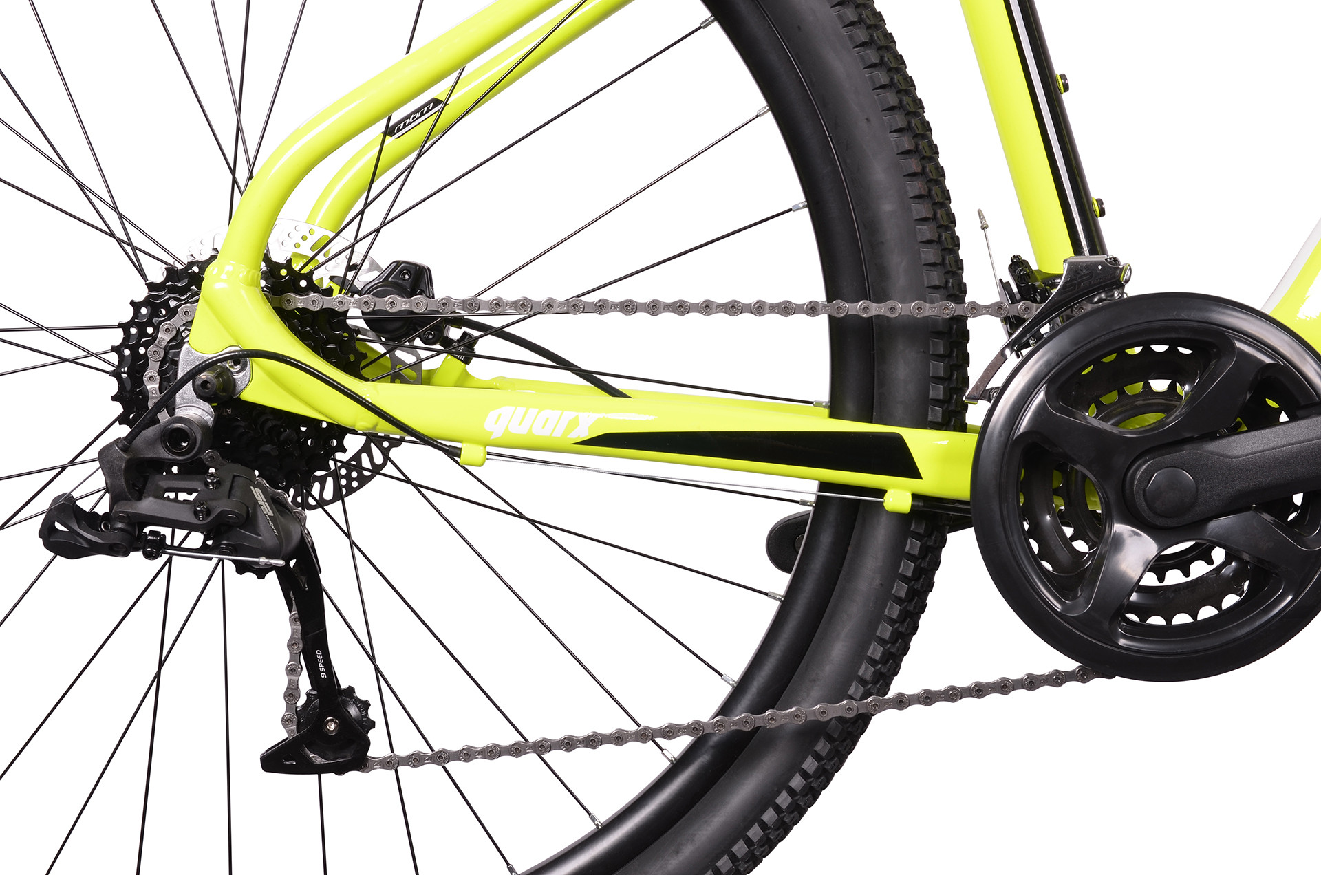 Zbliżenie na tylne koło, łańcuch i zębatki roweru w kolorze żółtym neonowym.