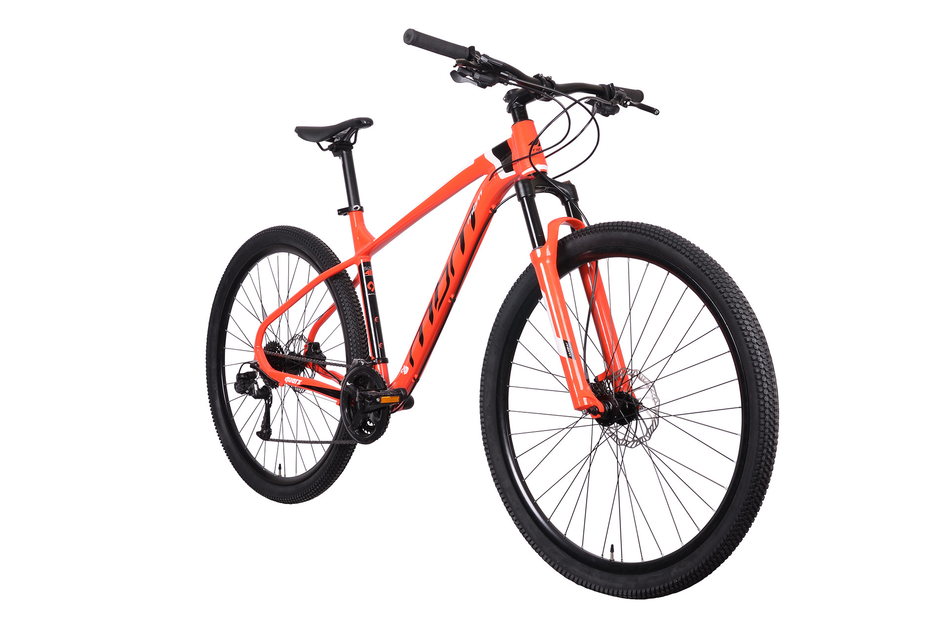 Jasnopomarańczowy rower górski z czarnymi oponami i obręczami.