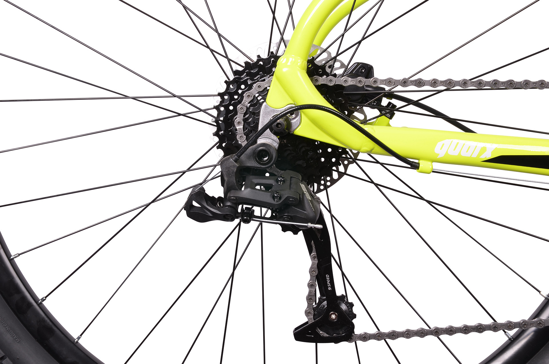 Zbliżenie na łańcuch, kasetę i przerzutkę jaskrawożółtego roweru.