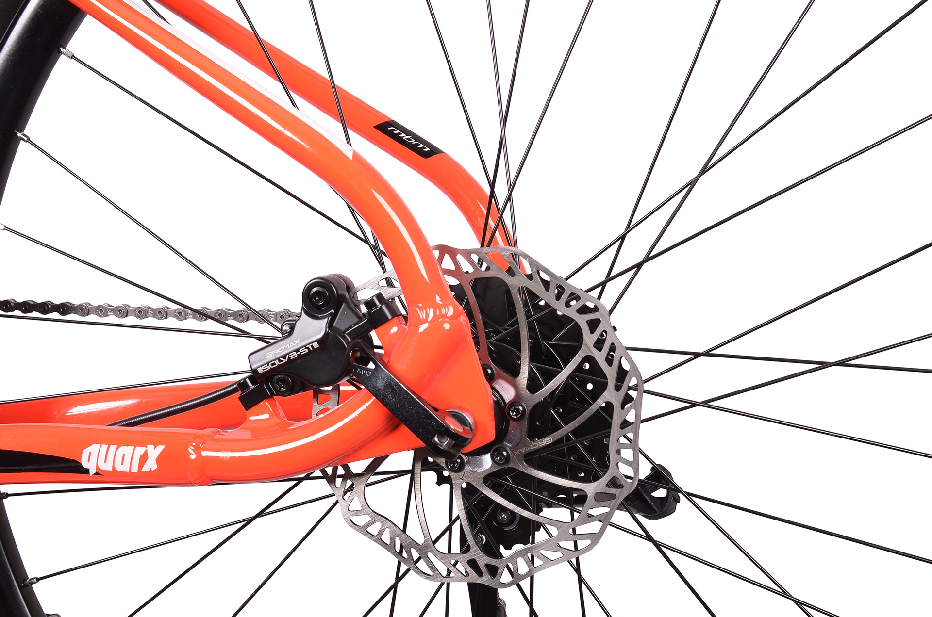 Zbliżenie pomarańczowej ramy roweru z łańcuchem i hamulcem tarczowym.