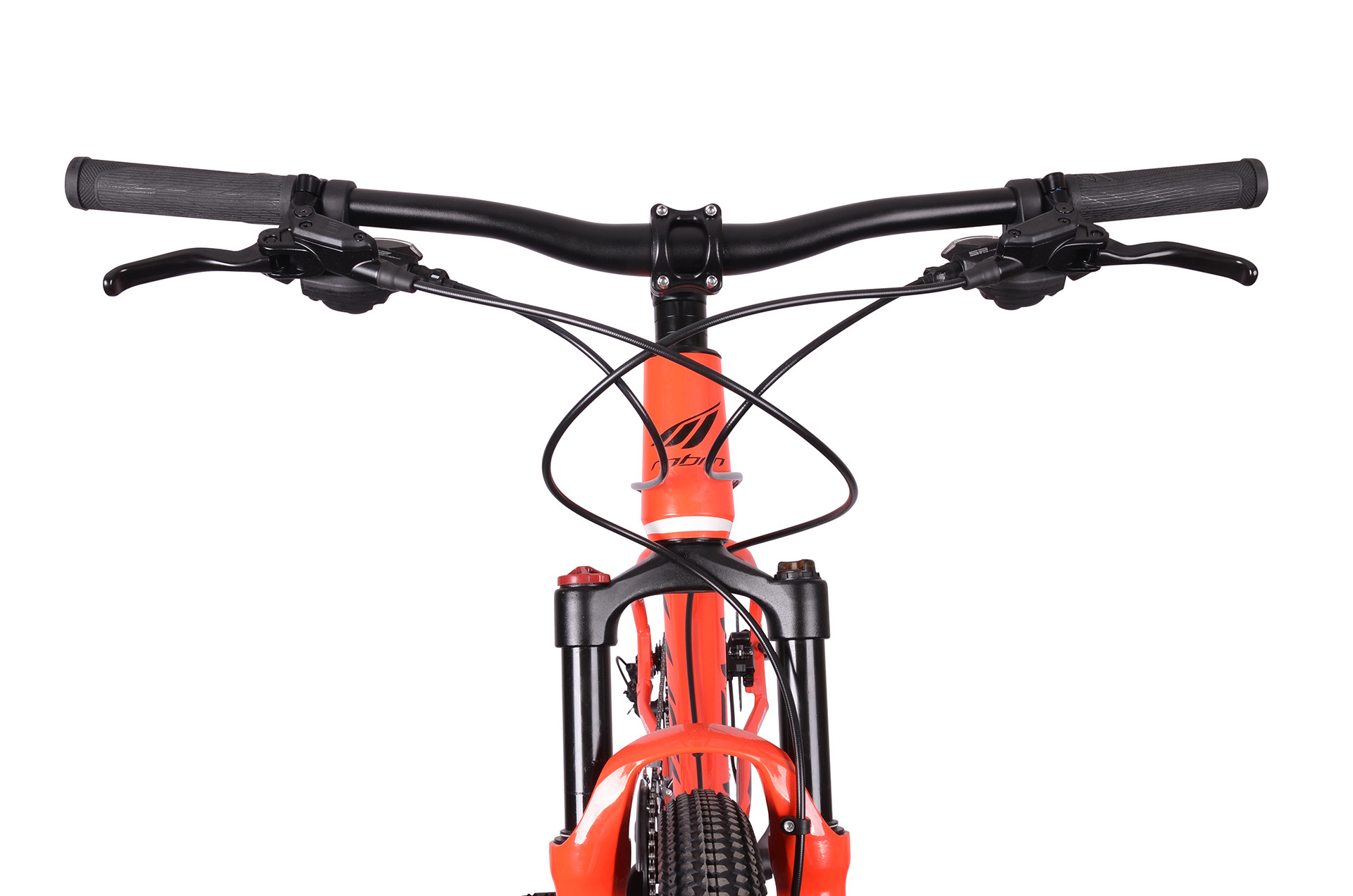 Widok z przodu pomarańczowego roweru górskiego z czarną kierownicą i widelcem.
