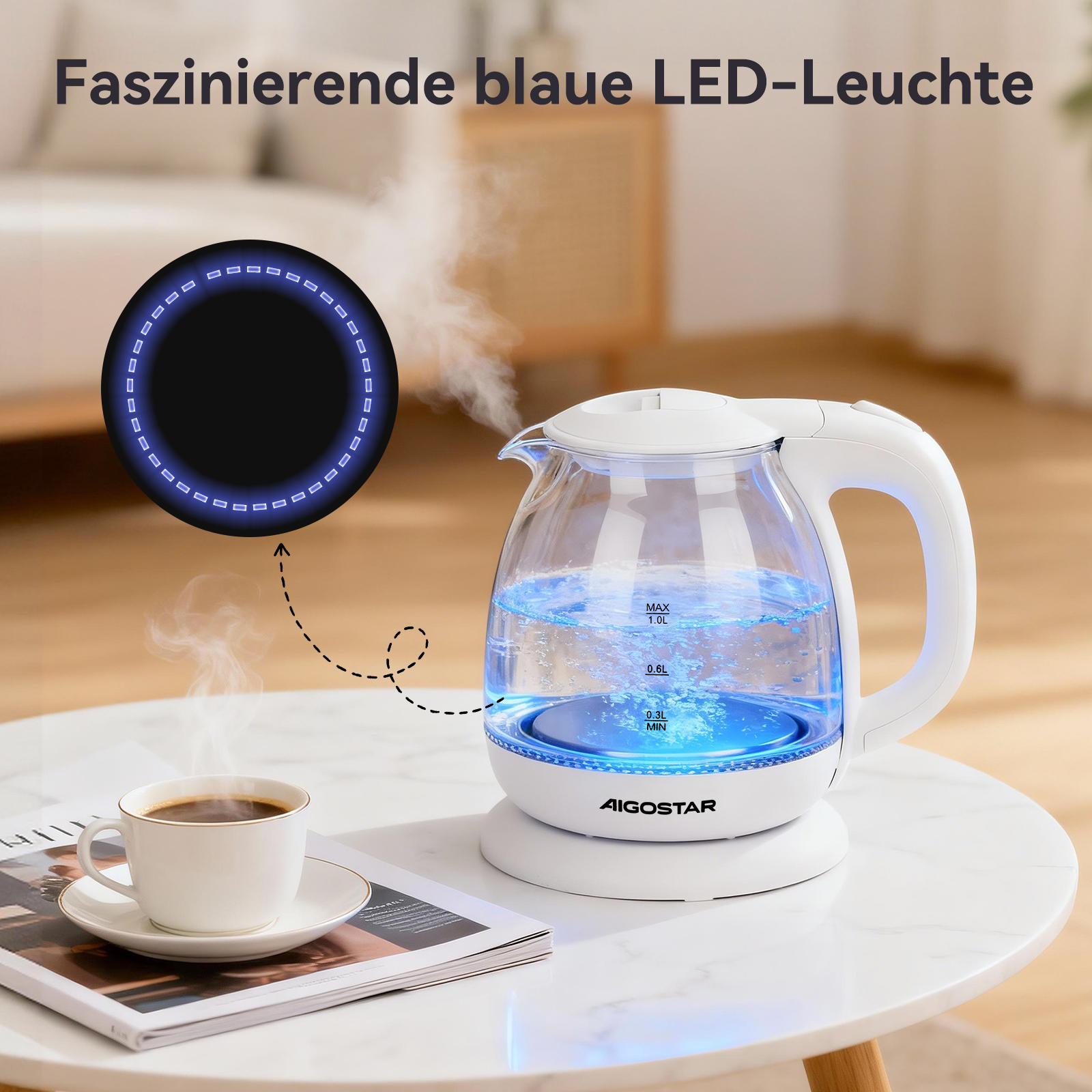 Una tetera de vidrio con luz LED azul, humeando junto a una taza de café.