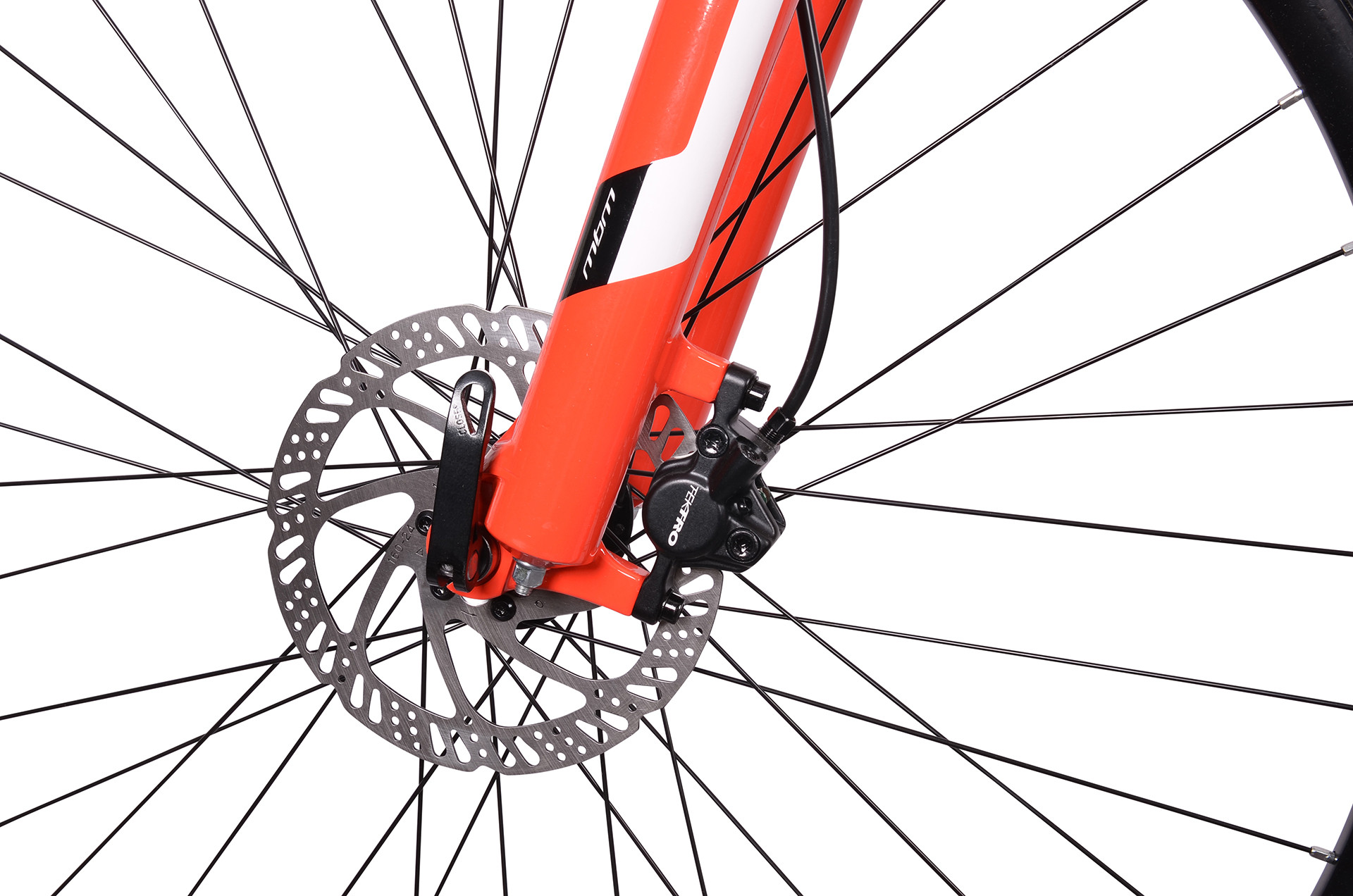 Zbliżenie pomarańczowego widelca rowerowego z hamulcem tarczowym i szprychami.