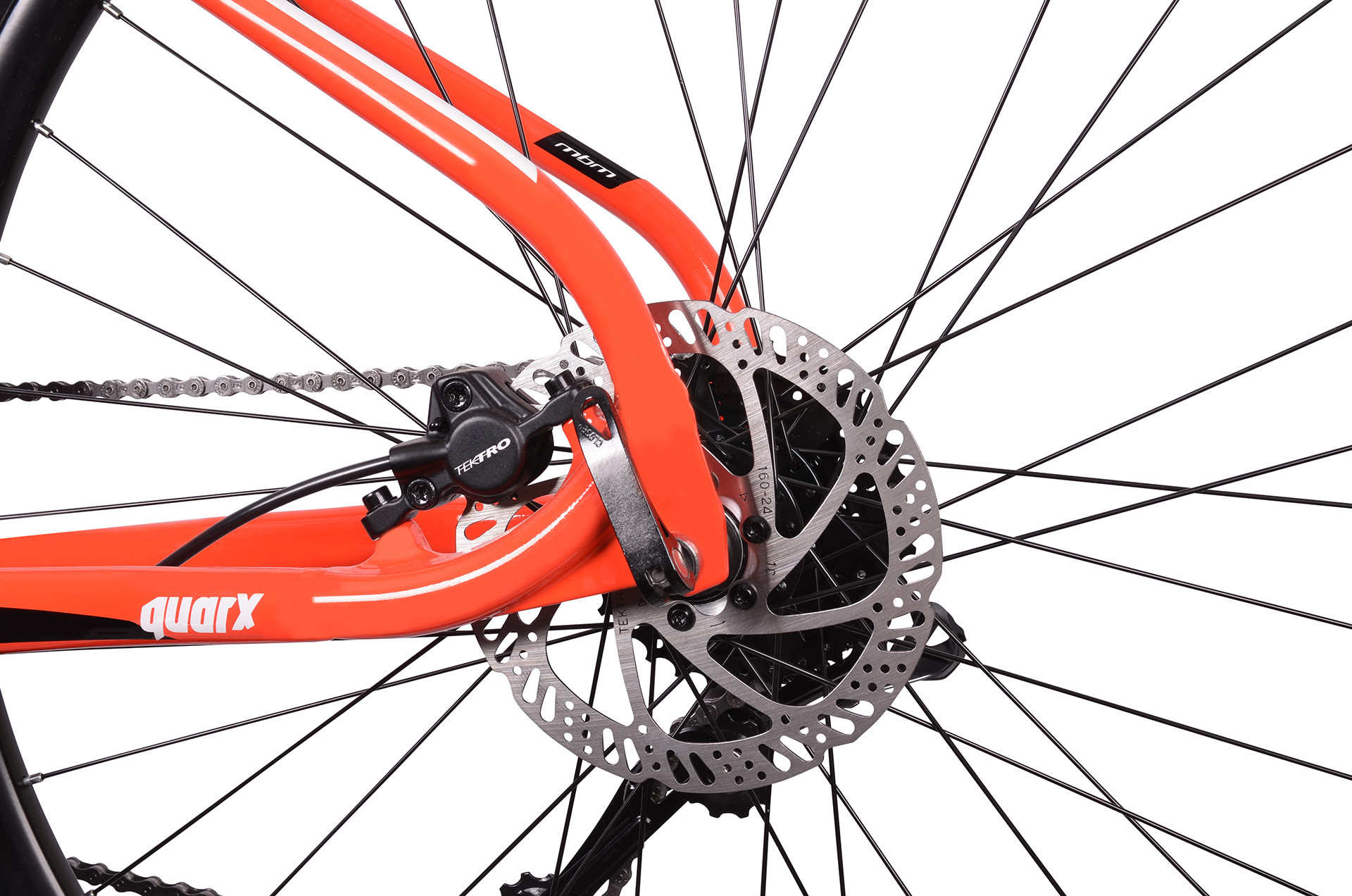 Zbliżenie tylnego koła roweru z pomarańczową ramą i hamulcem tarczowym.