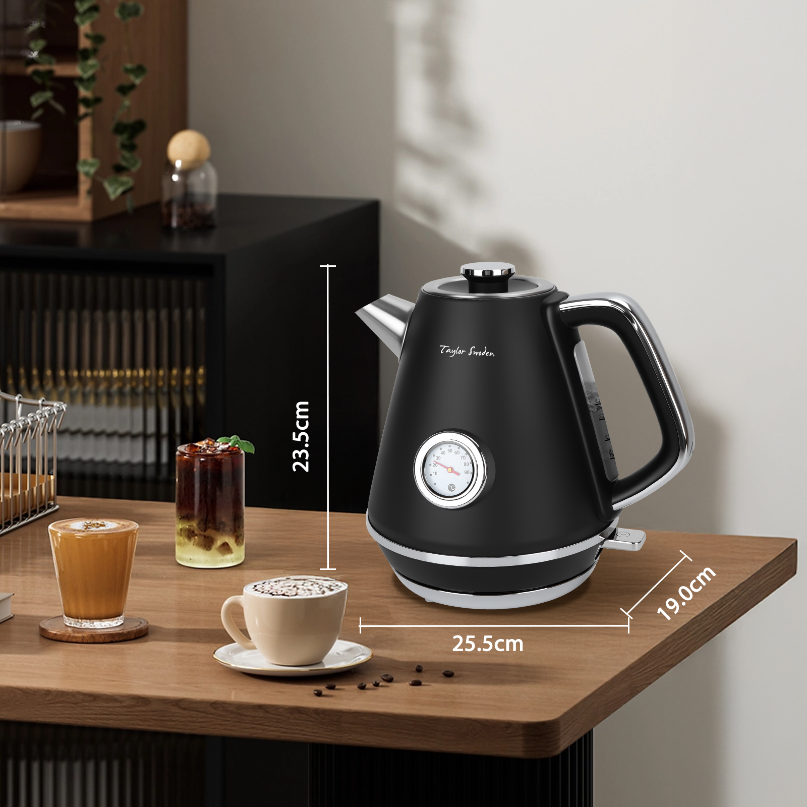 Schwarzer Wasserkocher mit Thermometer, Tassen Kaffee und Eisgetränk auf Holztisch.