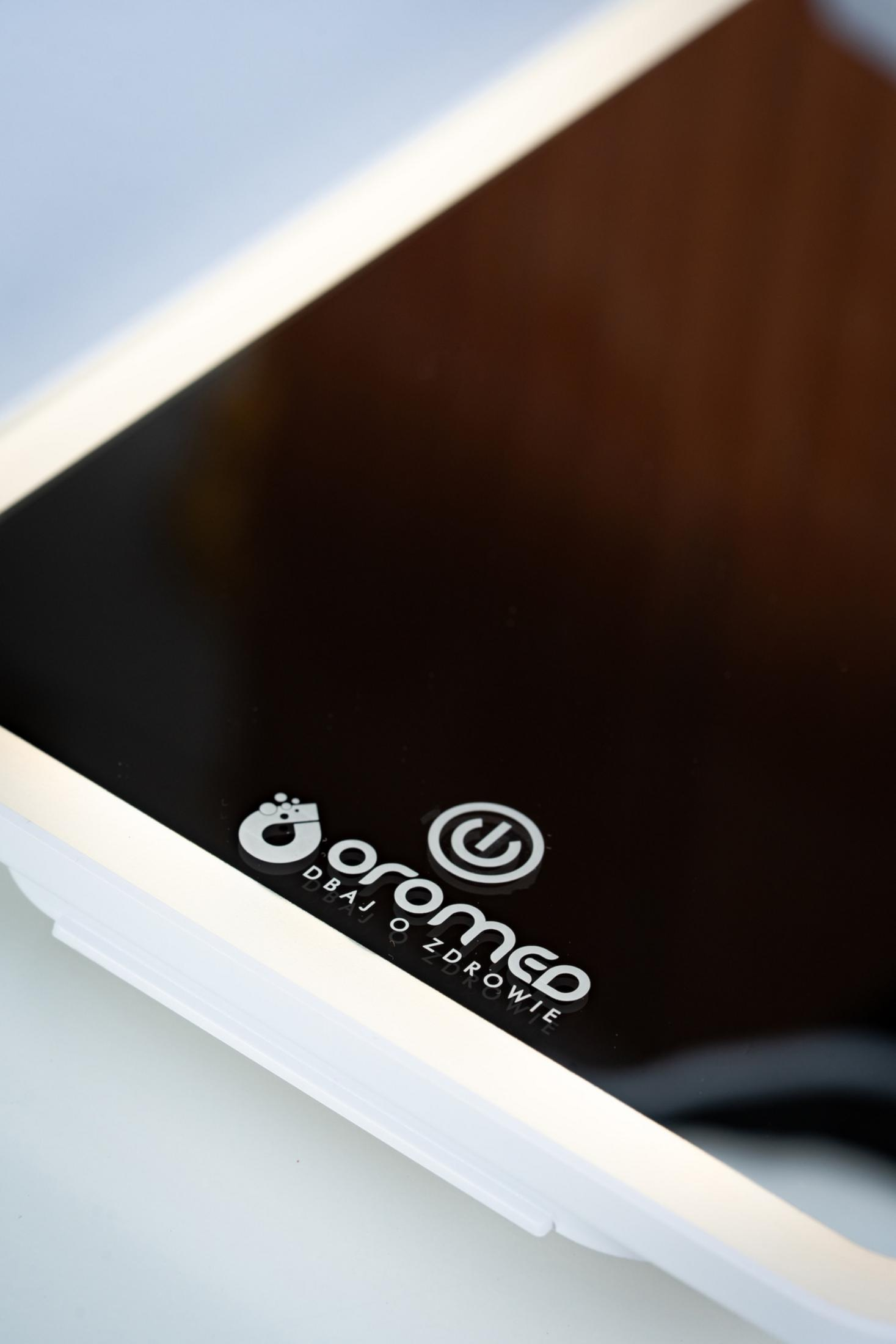 Un dispositivo bianco con schermo nero e logo bianco. Vista ravvicinata.
