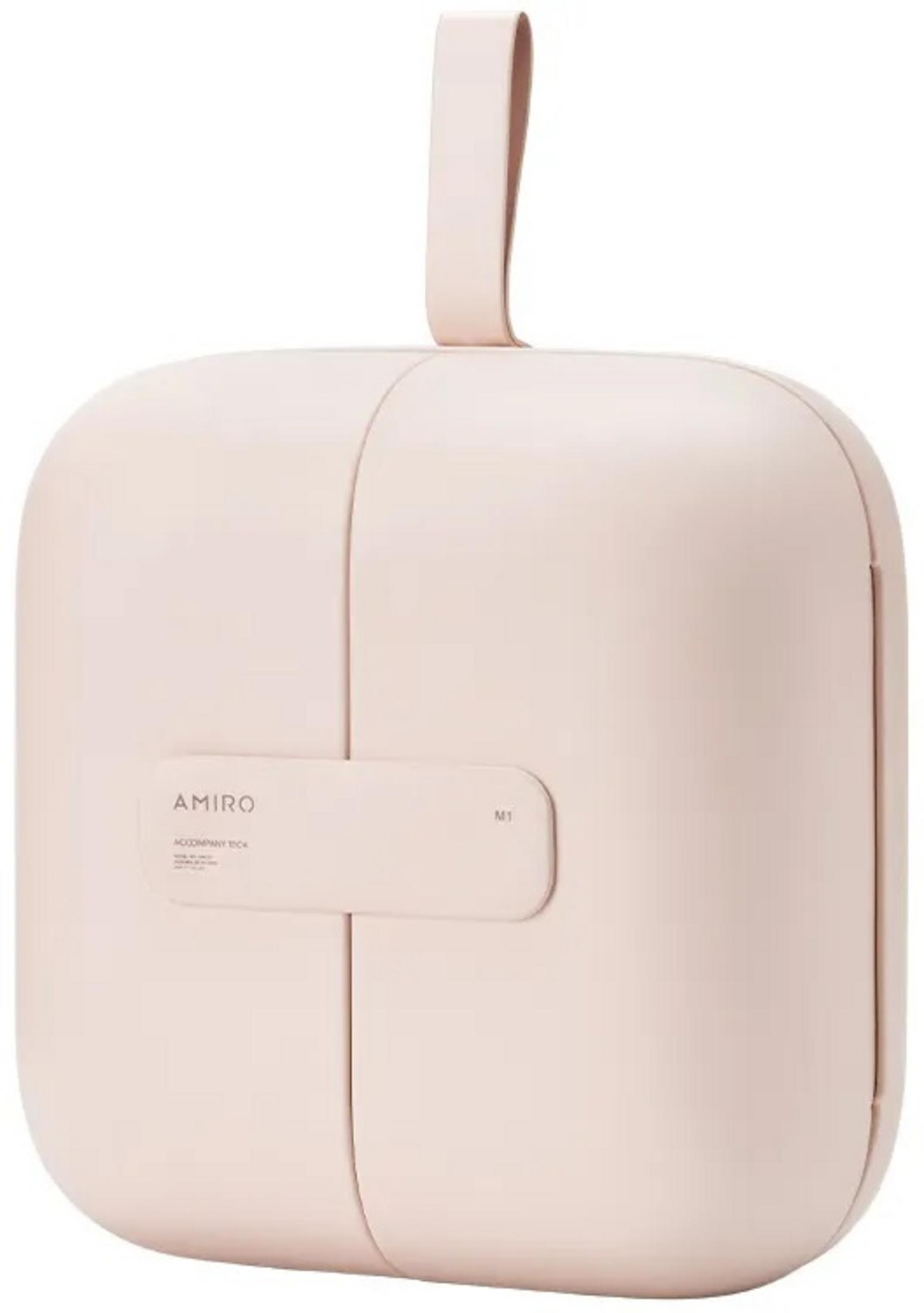 Un beauty case rosa pallido con manico e logo AMIRO.