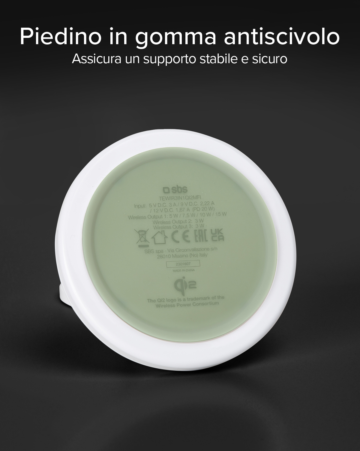 Cargador blanco con texto verde sobre fondo negro. Tiene varias certificaciones.