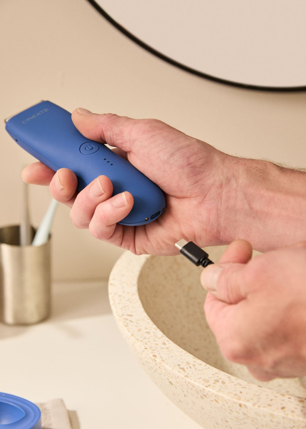 Cortapelos azul cargando con cable USB-C.