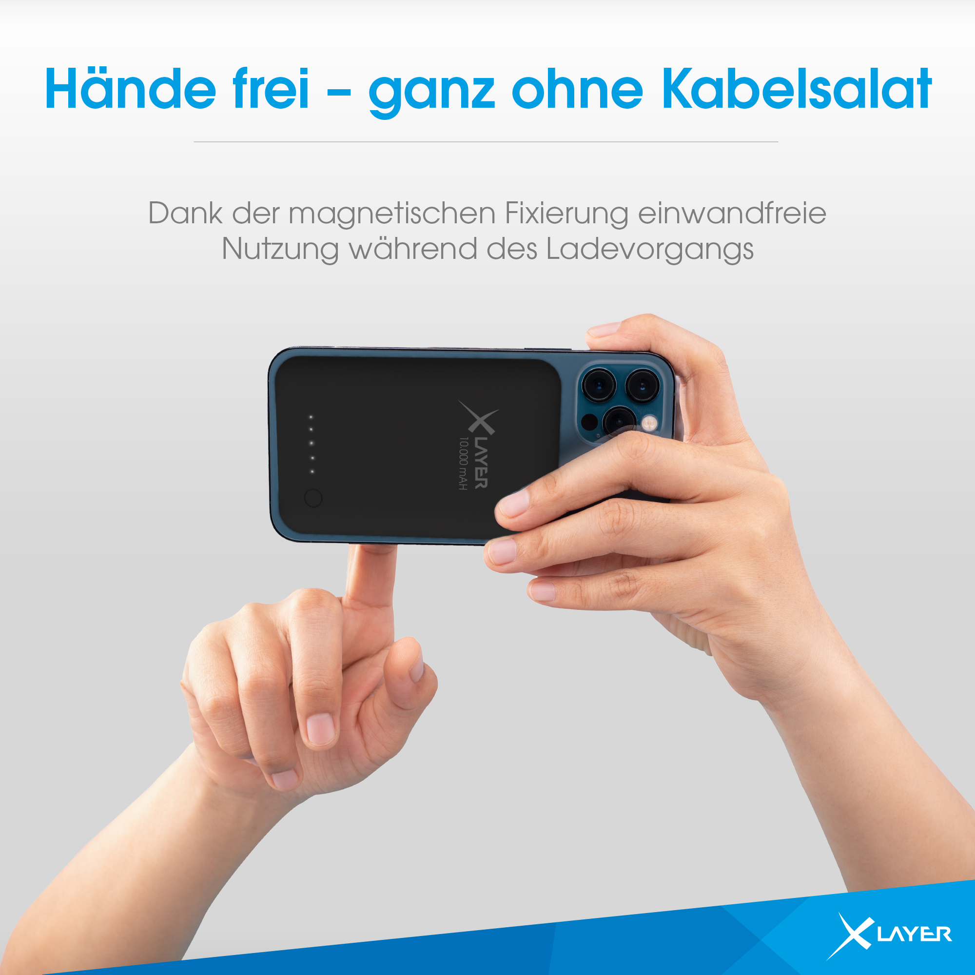 Hände halten ein schwarzes Handy mit einer Ladehülle. Die Hülle hat vier Ladeanzeigen.