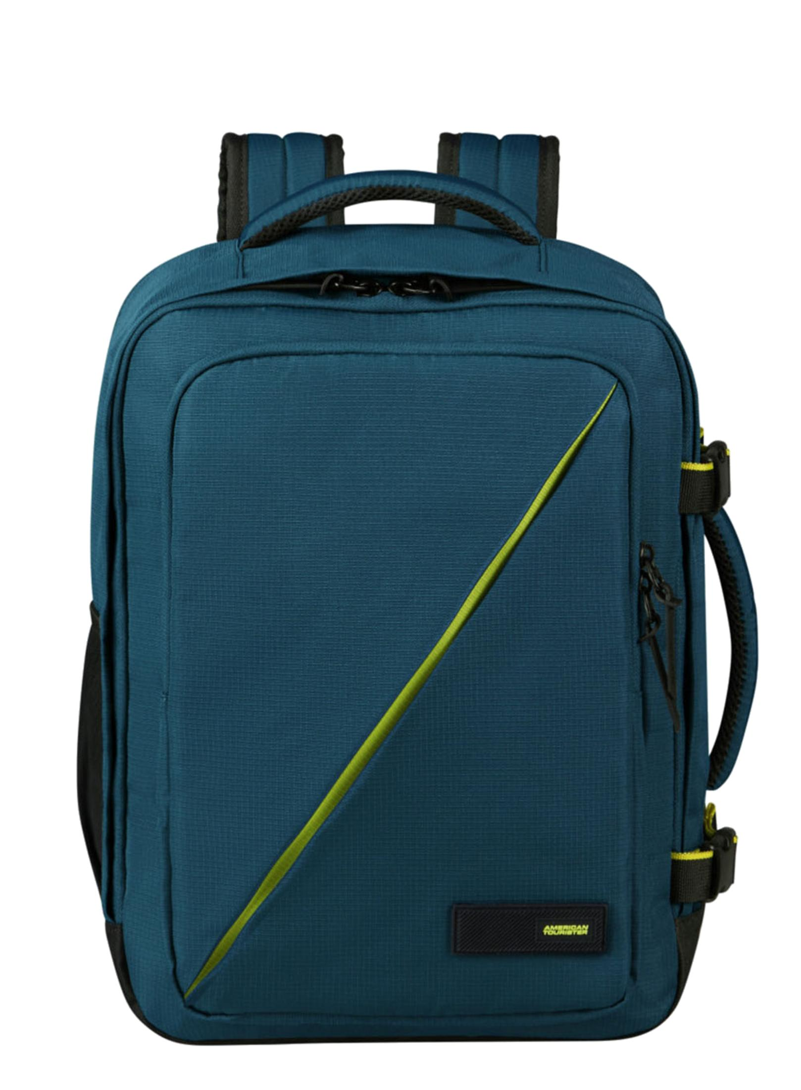 Uno zaino blu scuro con una striscia diagonale verde neon e un logo nero.