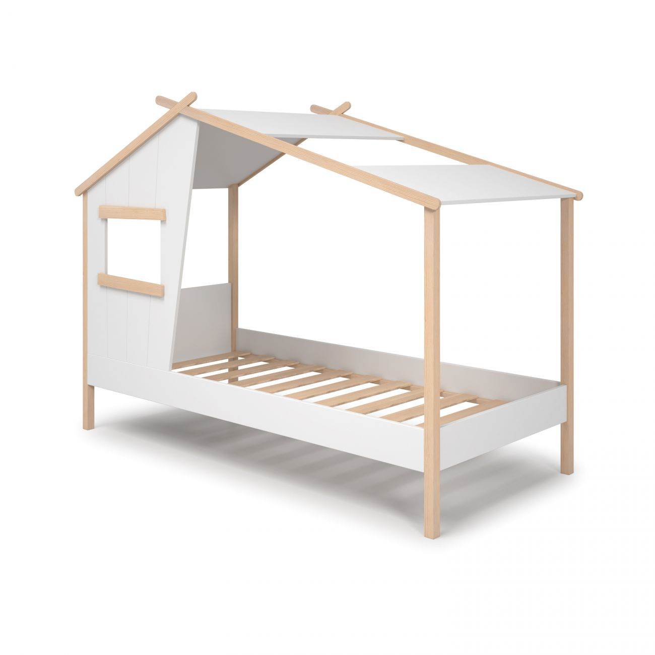 Una cama blanca con forma de casa, marco de madera y base de listones.
