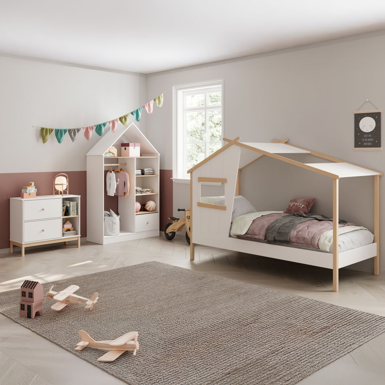 Habitación infantil con cama casita, armario, juguetes y alfombra.