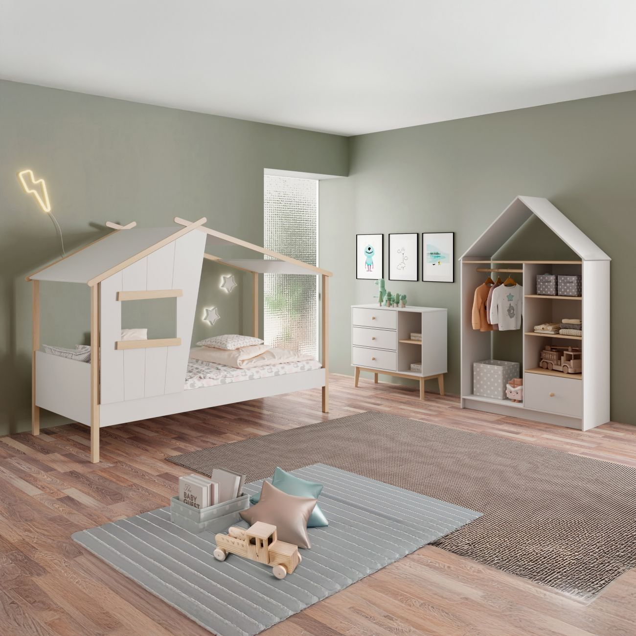 Dormitorio infantil con cama en forma de casa, cómoda y armario. Decorado con juguetes y arte.