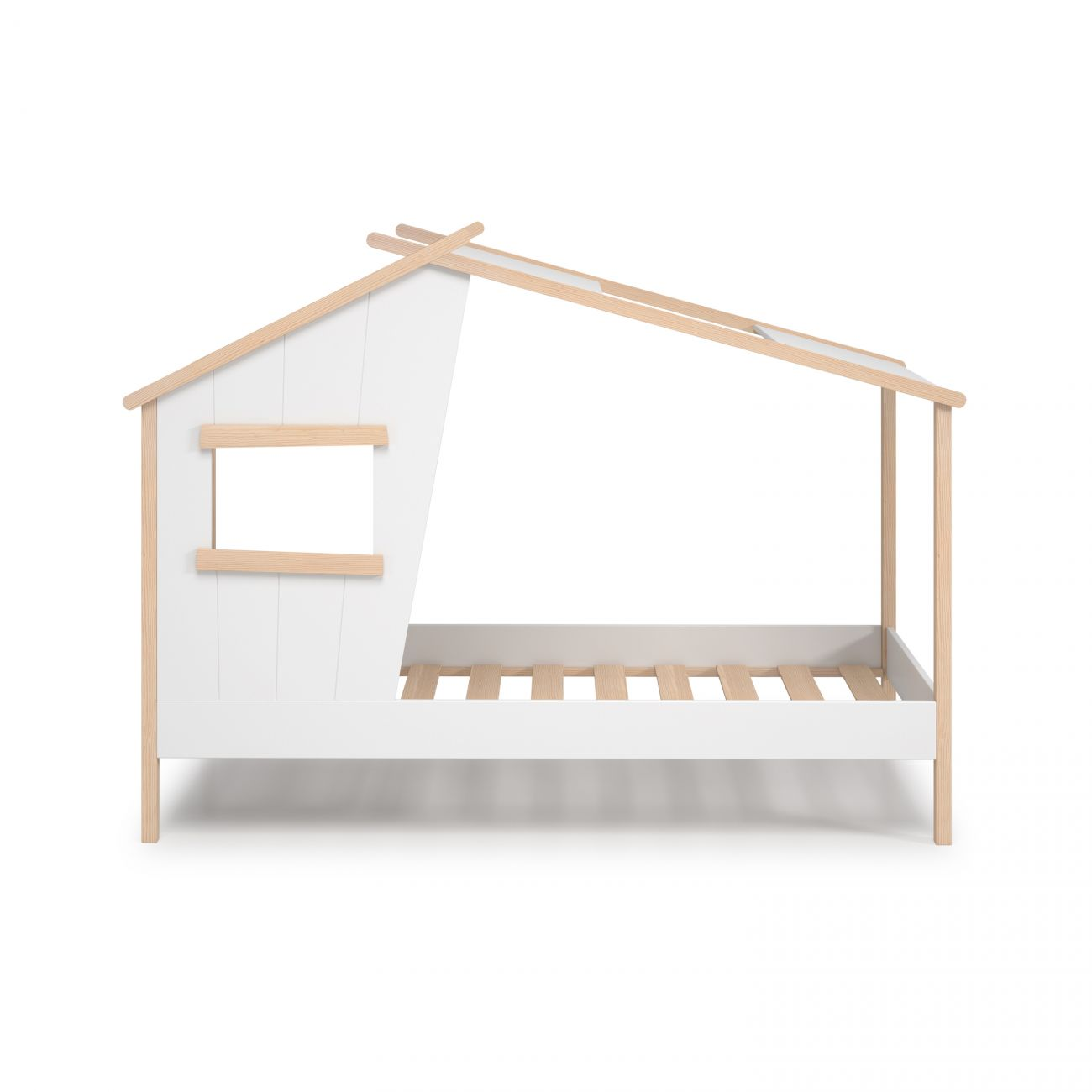 Un marco de cama blanco con forma de casa, con detalles de madera y base de listones.