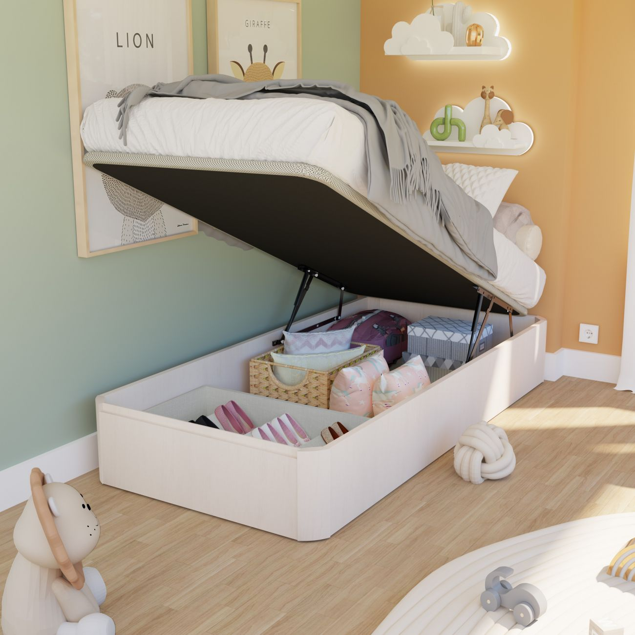 Habitación infantil con cama abierta que revela almacenamiento debajo. Se ven juguetes y almohadas.