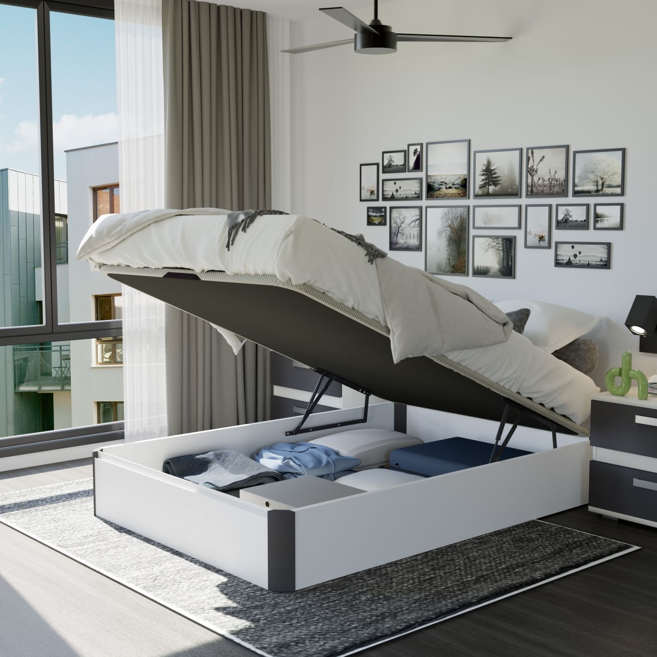 Cama con almacenamiento abierto. Marco blanco, ropa de cama gris, vista a la ventana.