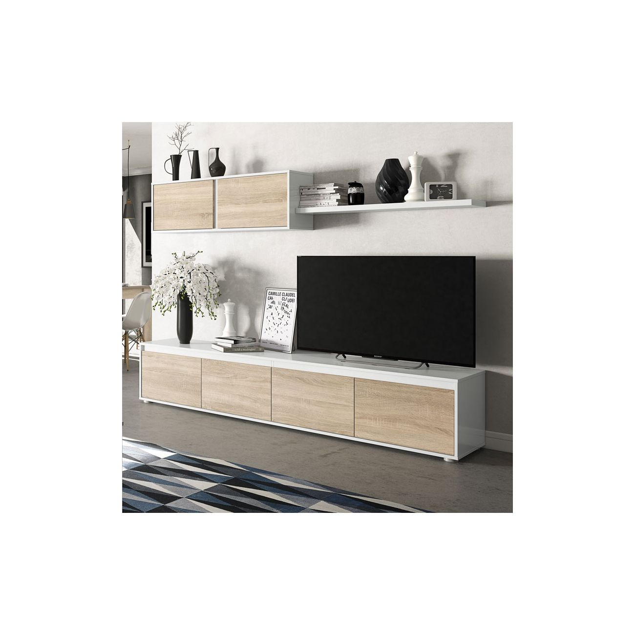 Un mueble de salón moderno con TV, flores y decoraciones.