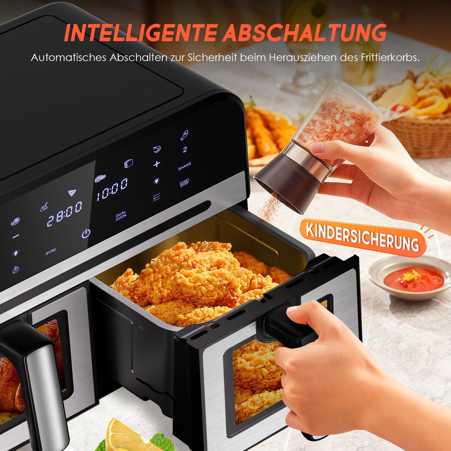 Eine Hand salzt frittiertes Essen in einer Heißluftfritteuse mit zwei Fächern.