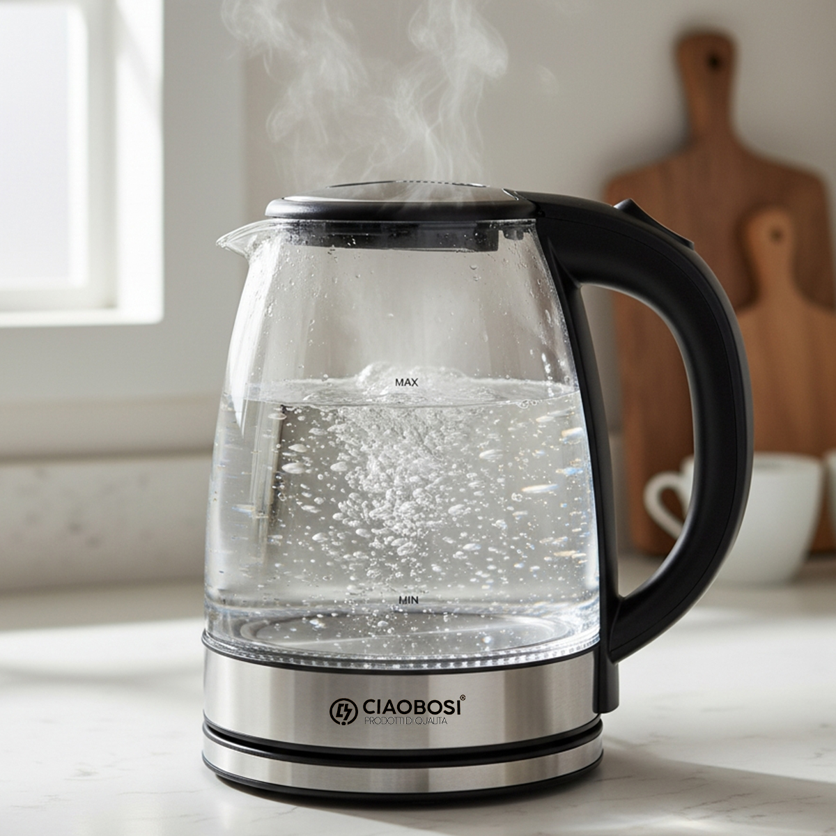 Un hervidor eléctrico transparente hierve agua con vapor ascendiendo.