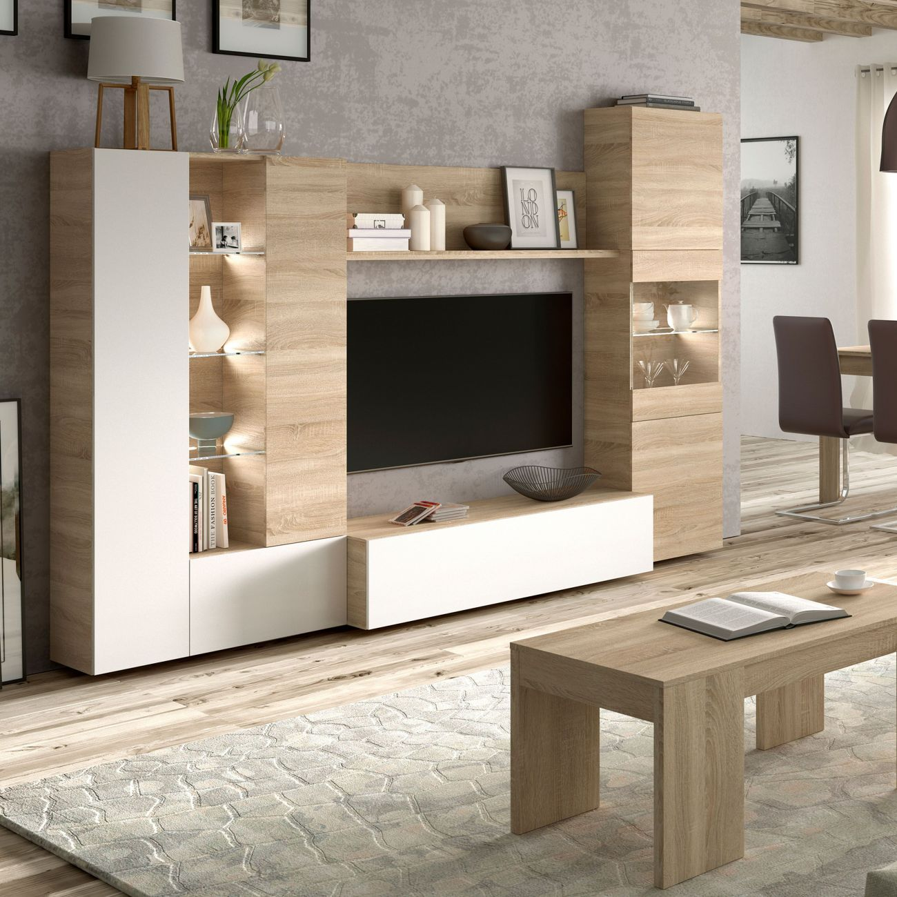 Sala de estar moderna con muebles de madera, TV y estantería.
