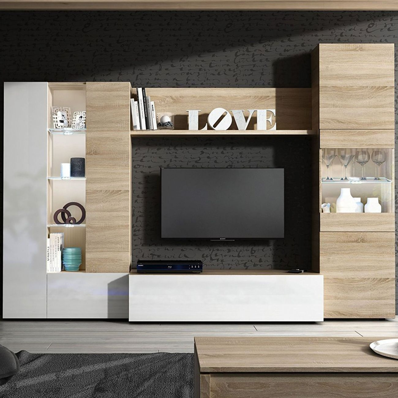 Una sala de estar moderna con TV, estantes y decoraciones.