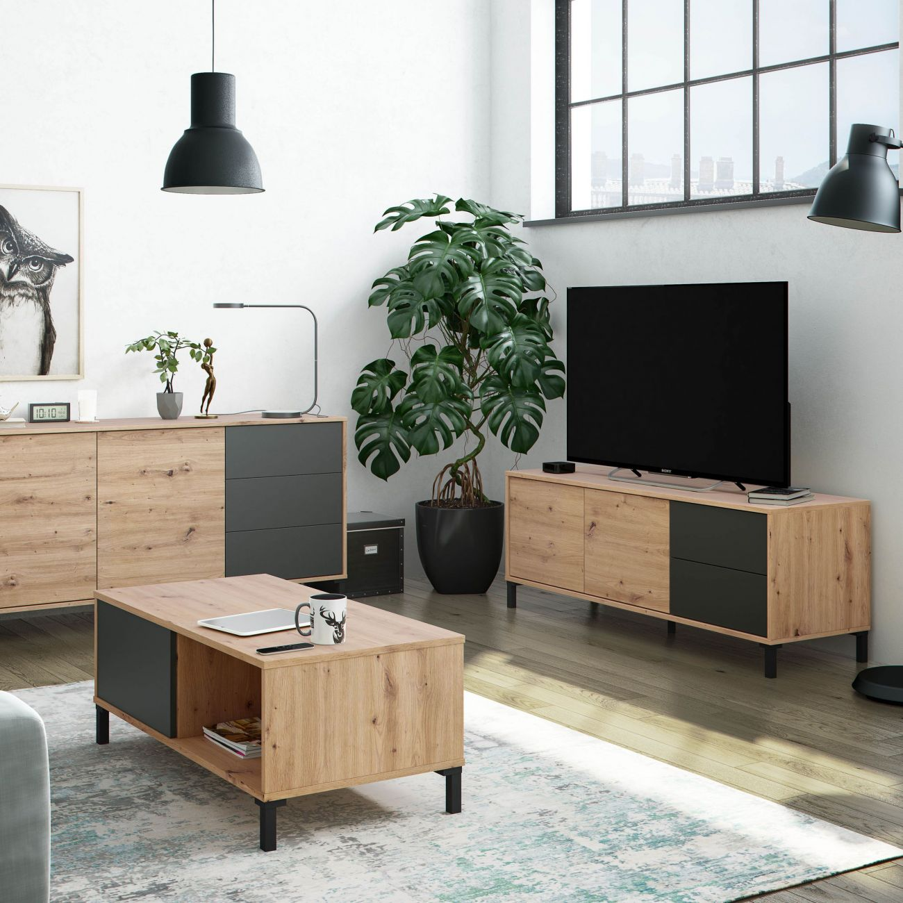 Sala de estar moderna con muebles de madera, ventana grande y TV.