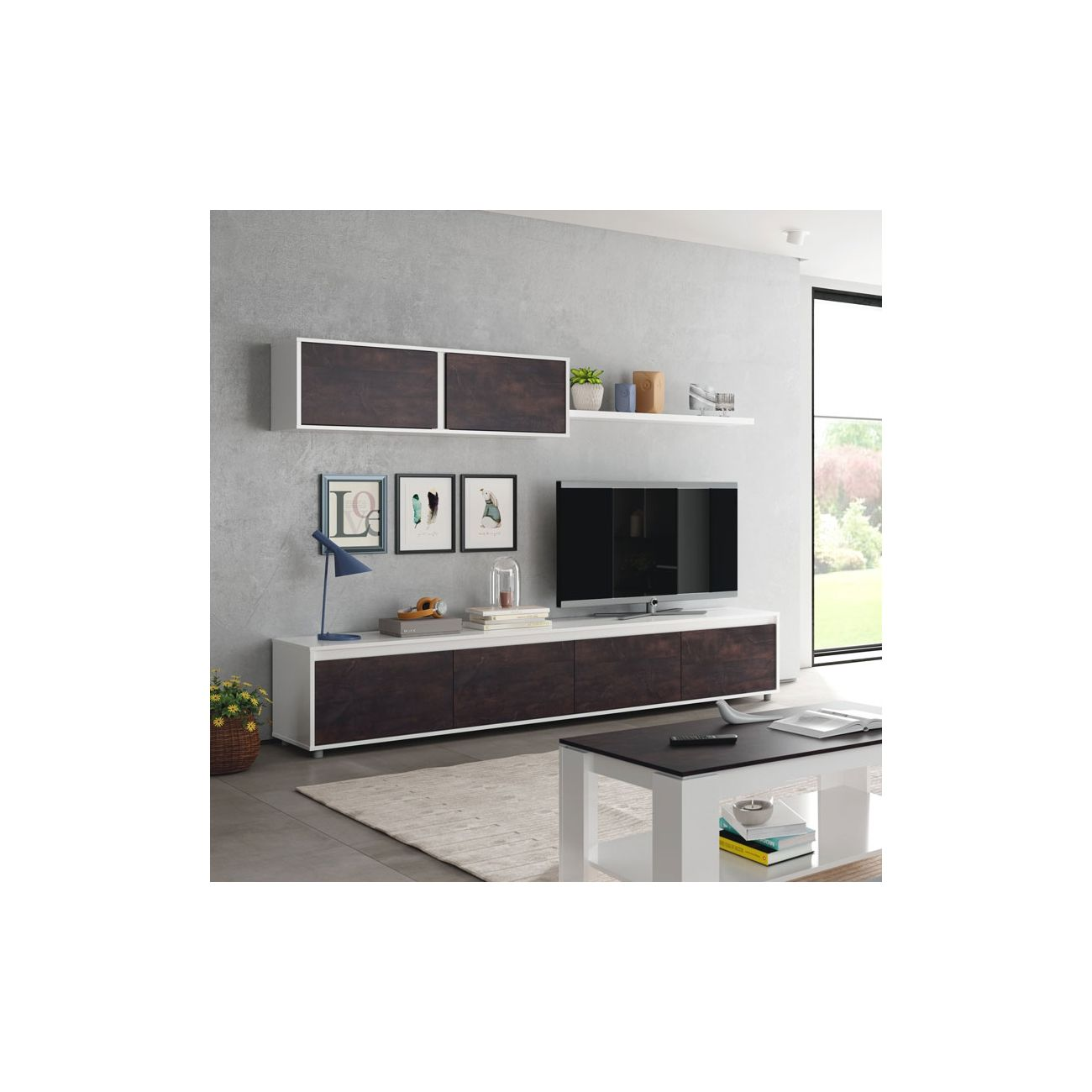 Salón moderno con mueble de TV, estantes de pared y mesa de centro.