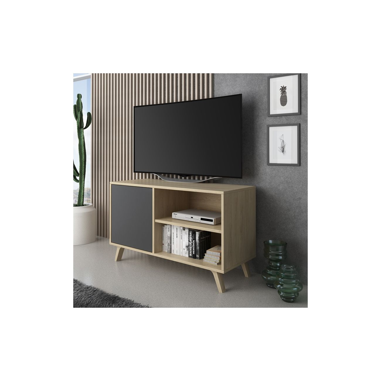 Un televisor está sobre un mueble de madera clara con estantes abiertos.