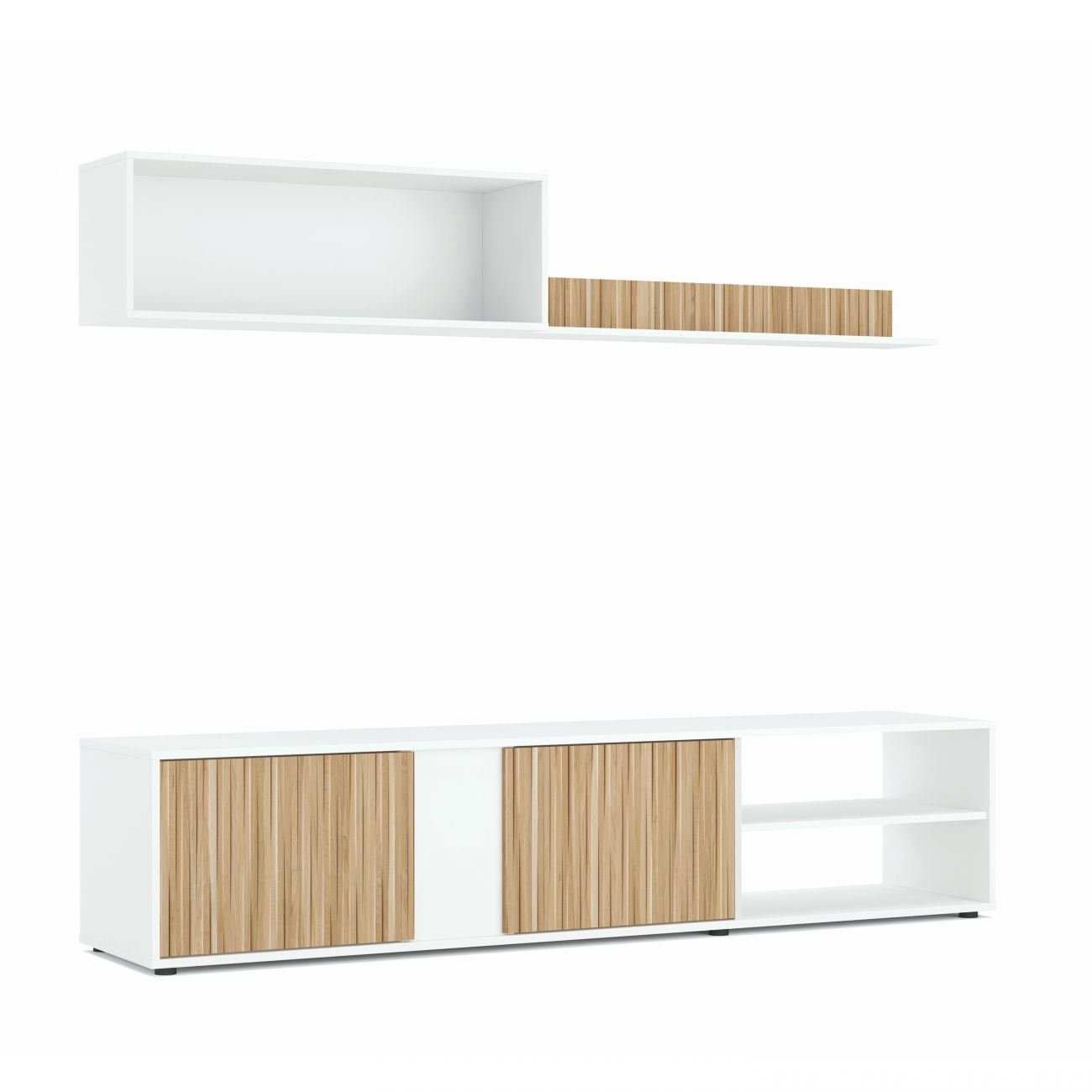 Una estantería blanca de pared sobre un aparador blanco con puertas de madera acanalada.