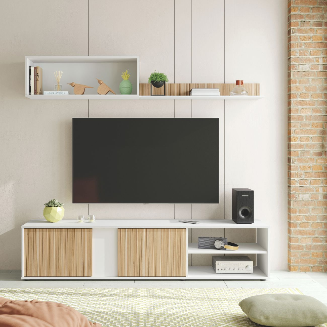 Una sala de estar moderna con TV, estante y mueble de madera.