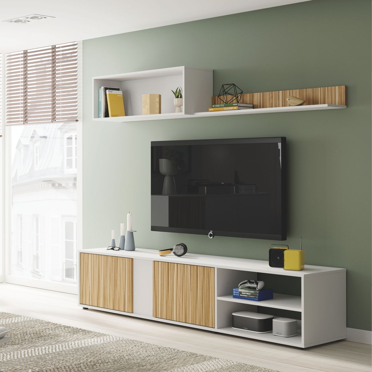 Sala moderna con TV en pared verde, consola blanca y estantes.