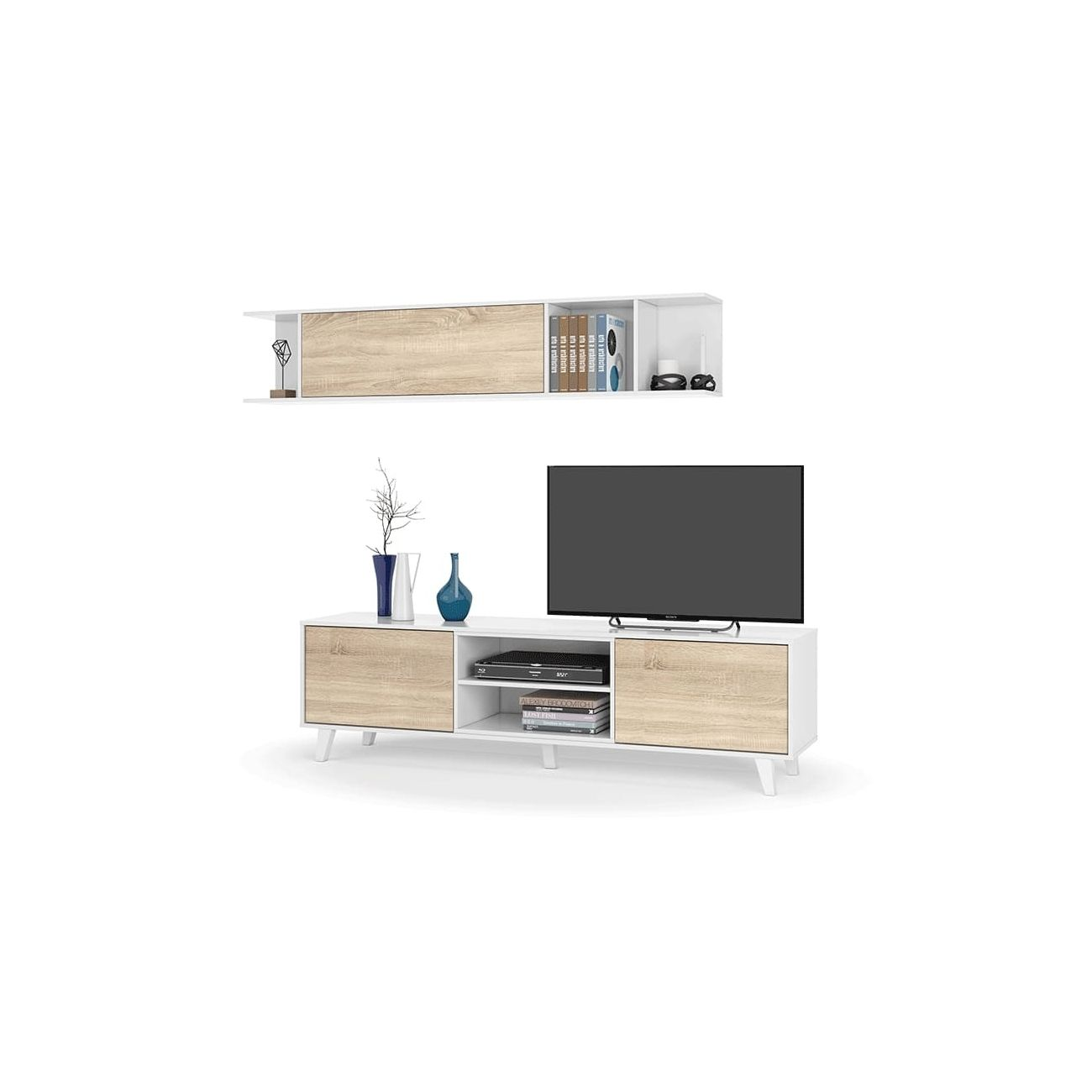Un moderno mueble de TV blanco con detalles de madera y una estantería encima.