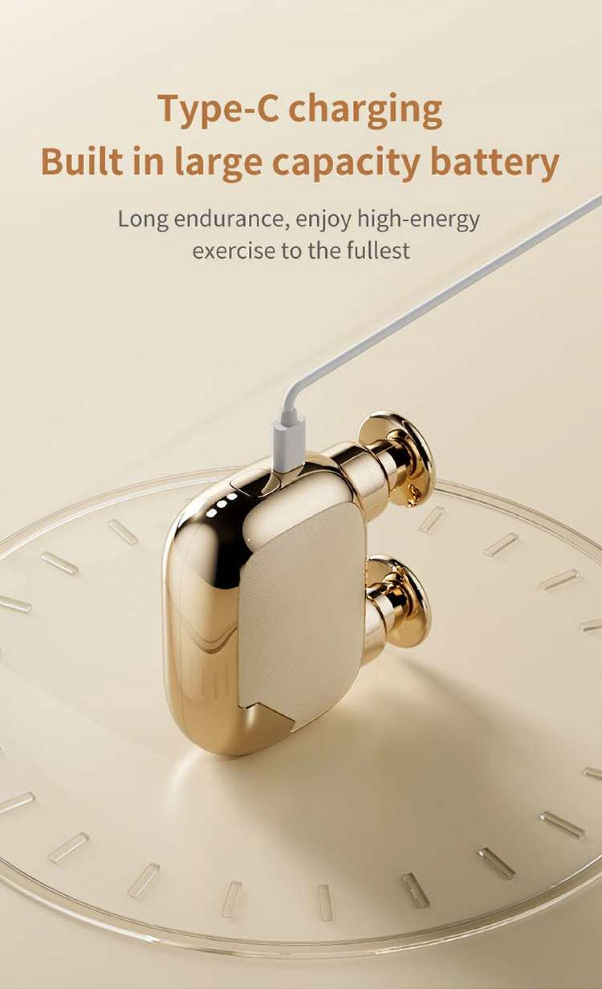Goldene Ladestation mit USB-C-Kabel, auf einer Uhr-ähnlichen Oberfläche.