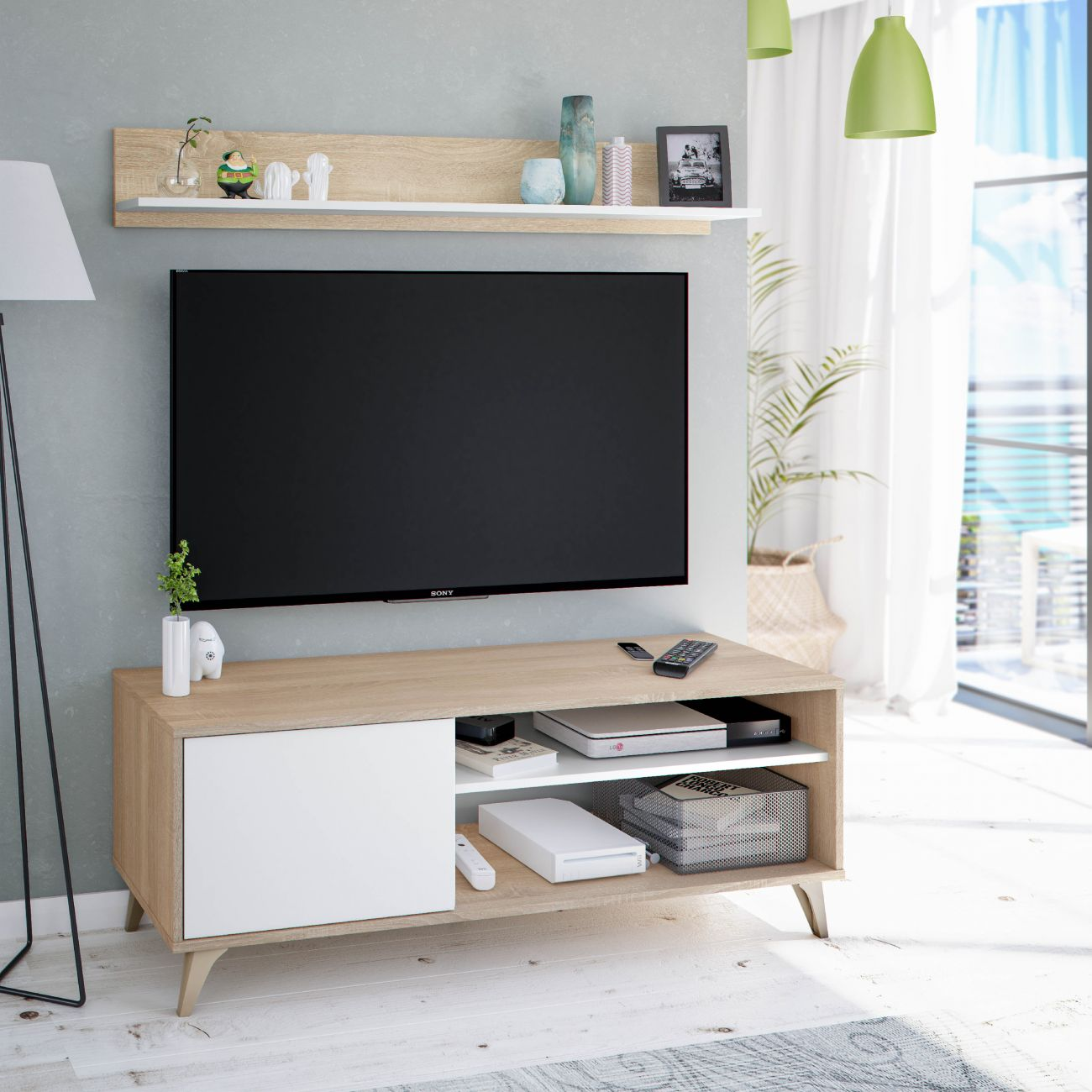 Un mueble de TV moderno con TV, consolas y decoración.