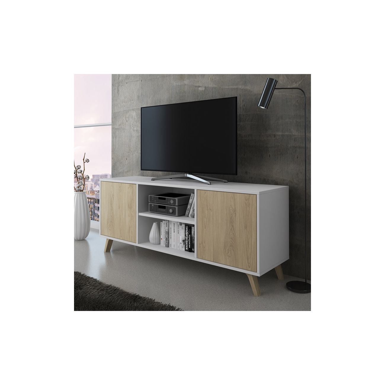 Mueble de TV moderno con puertas de madera, televisión y libros.
