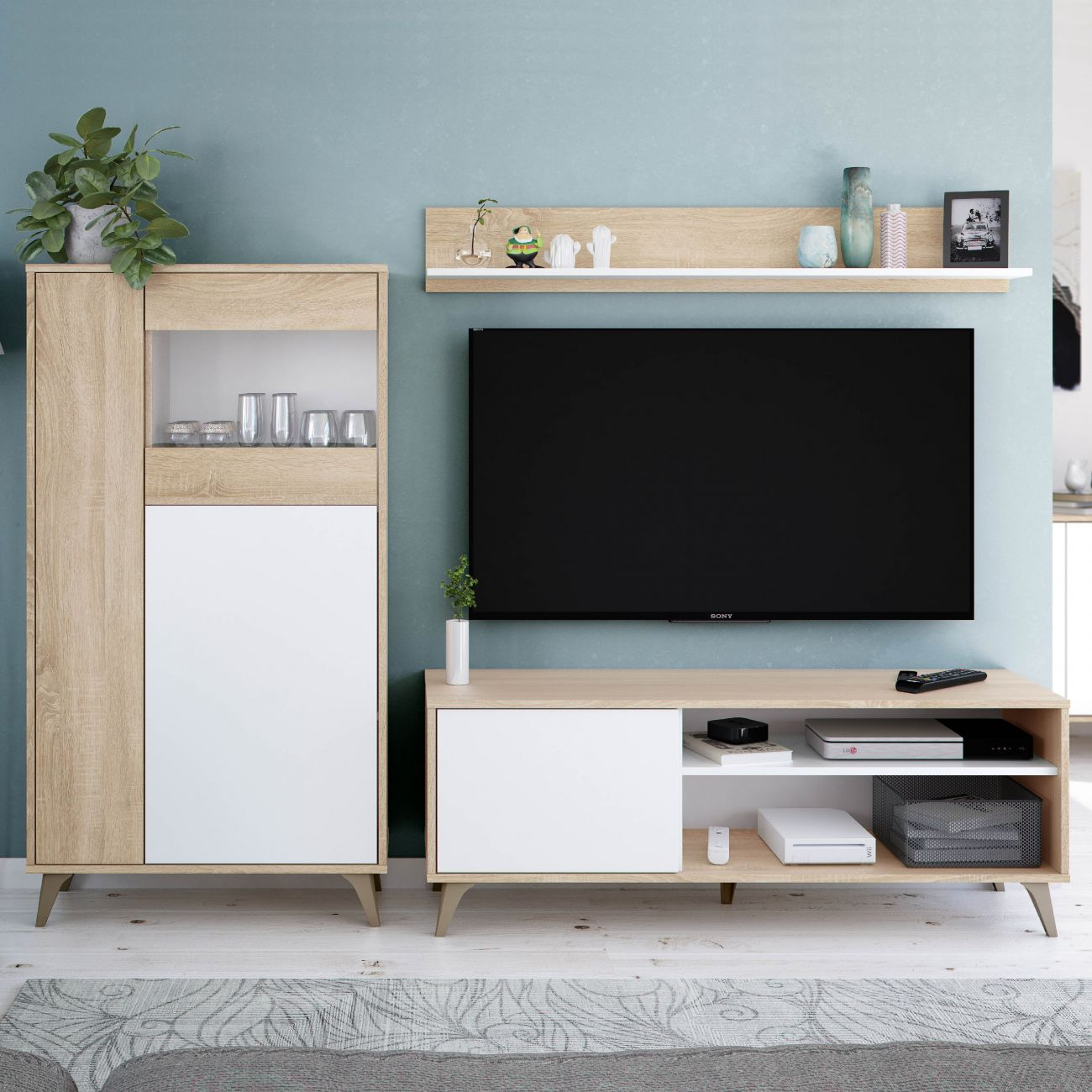 Una sala de estar con TV, mueble multimedia y armario alto.