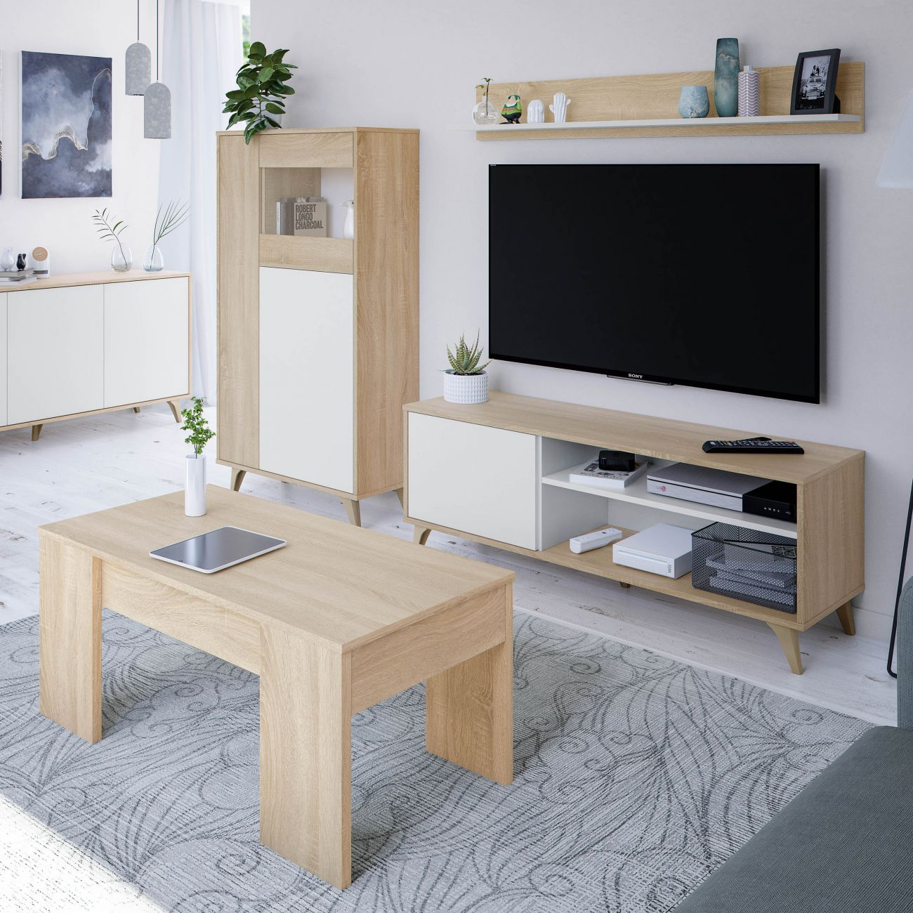 Una sala de estar luminosa con muebles de madera, sofá, mesa de centro y TV.