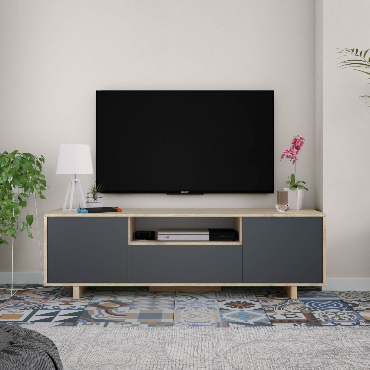 Un mueble de TV moderno con puertas oscuras, tapa de madera, televisión y plantas.