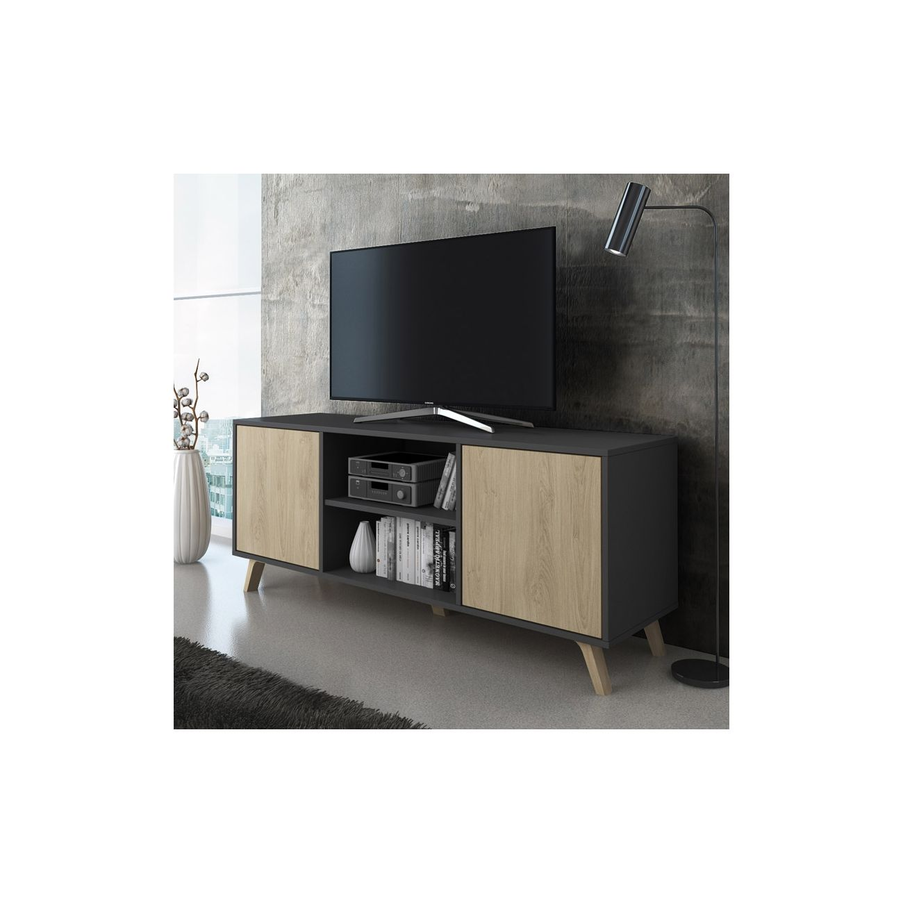 Un mueble de TV oscuro con puertas de madera, con un televisor y aparatos.