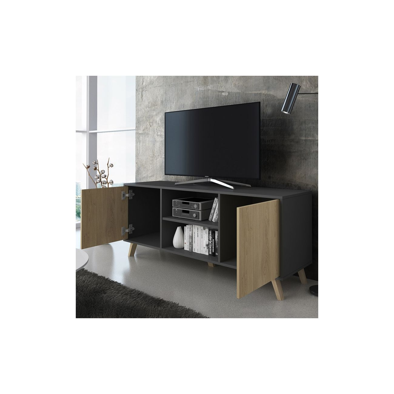 Un mueble de TV oscuro con puertas de madera abiertas, un televisor y estantes.