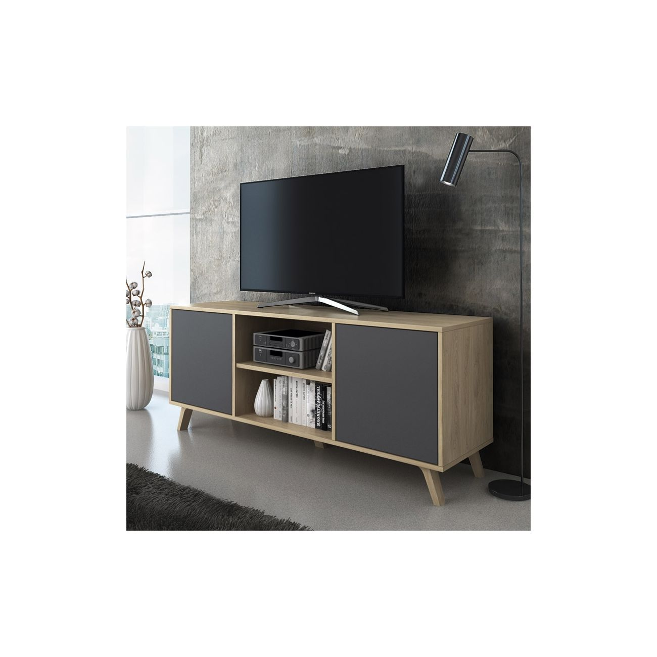 Un mueble de TV de madera moderno con puertas grises, un televisor encima y una lámpara de pie al lado.